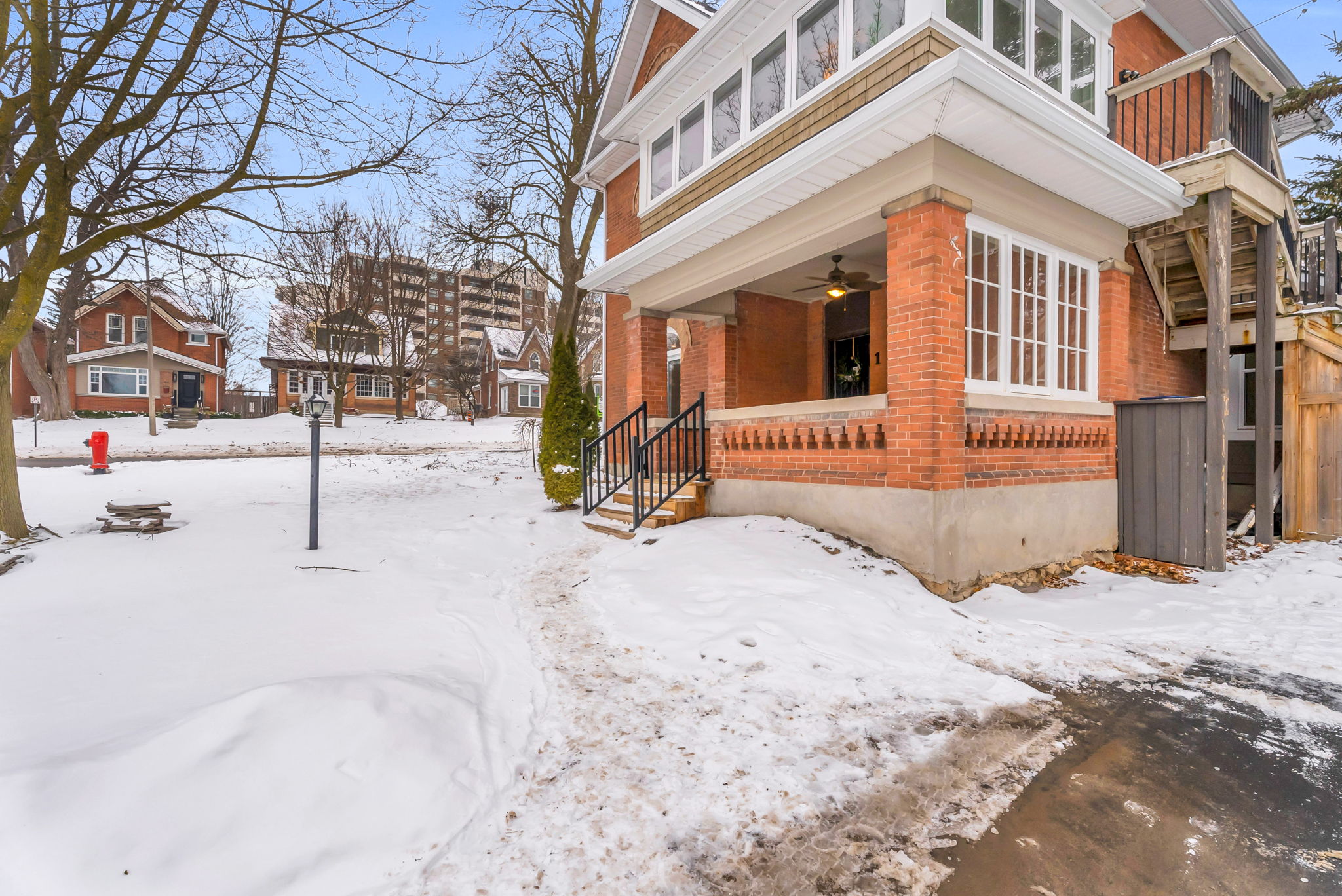 Front Porch/Entrance