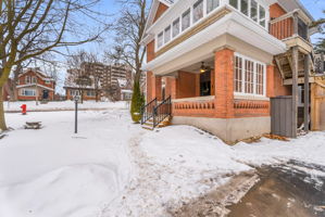 Front Porch/Entrance