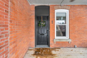Front Porch/Entrance