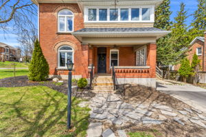 Front Porch/Entrance
