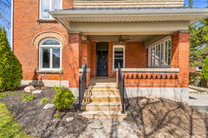 Front Porch/Entrance