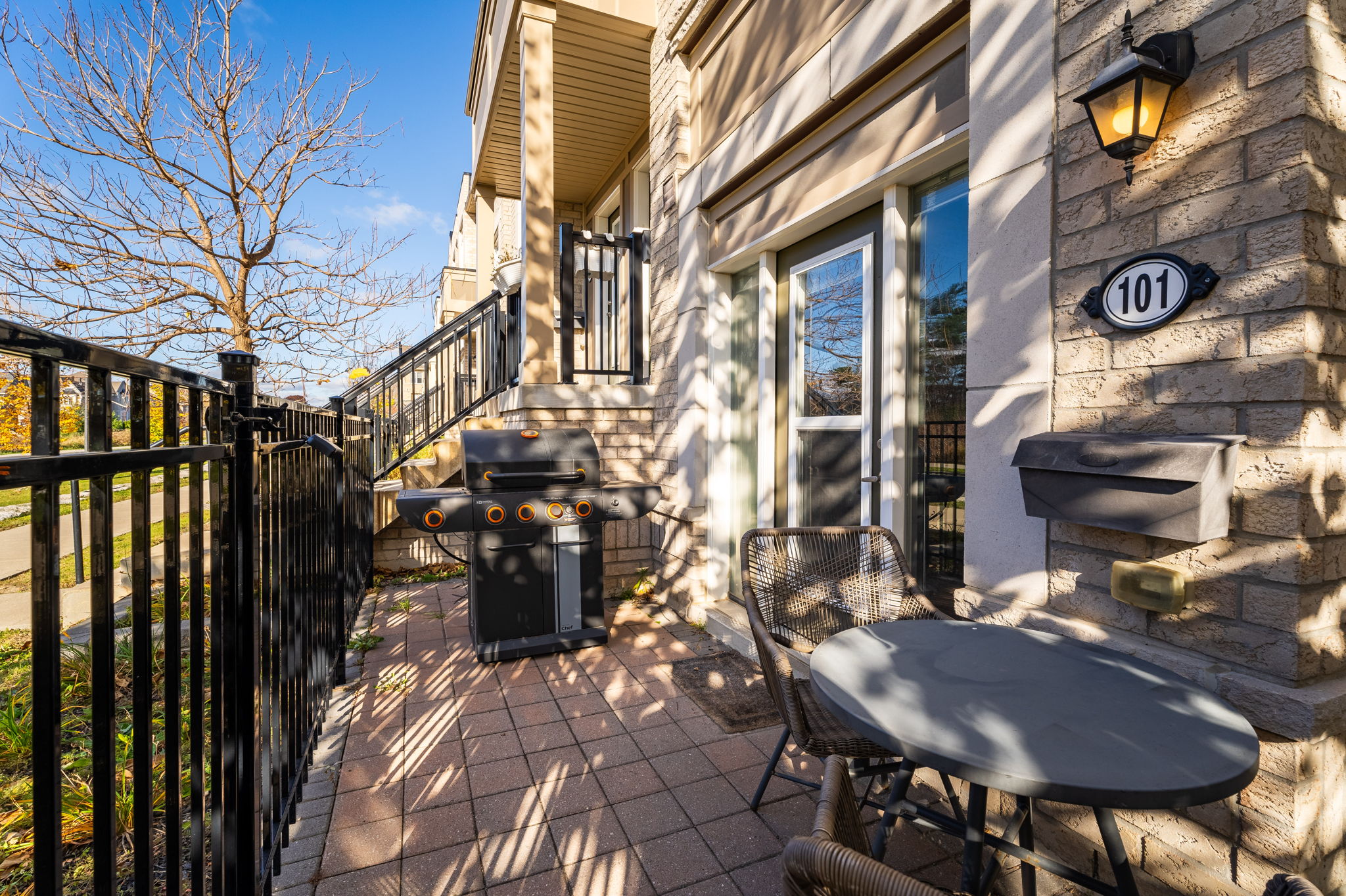 Front Porch/Entrance