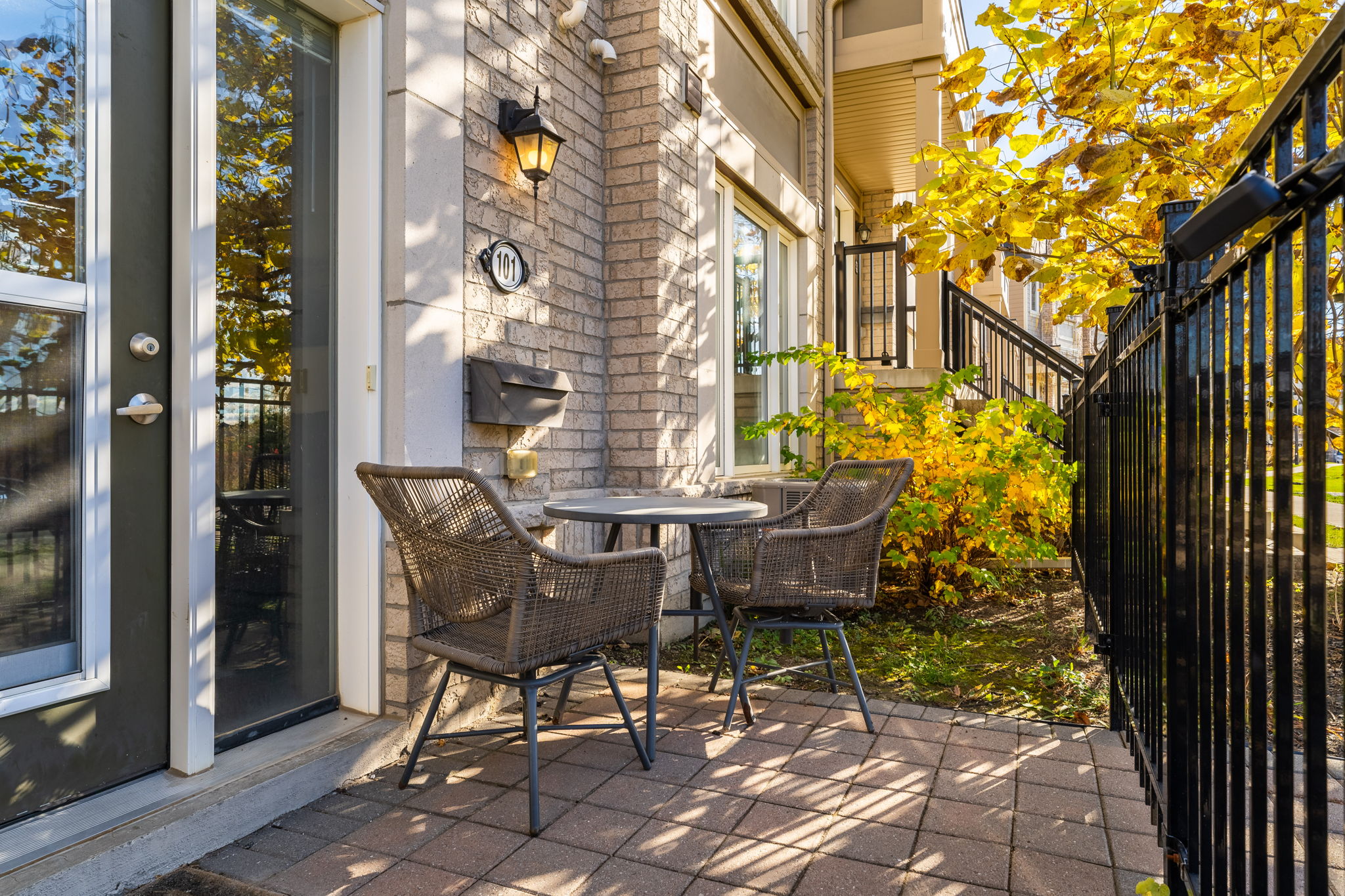 Front Porch/Entrance