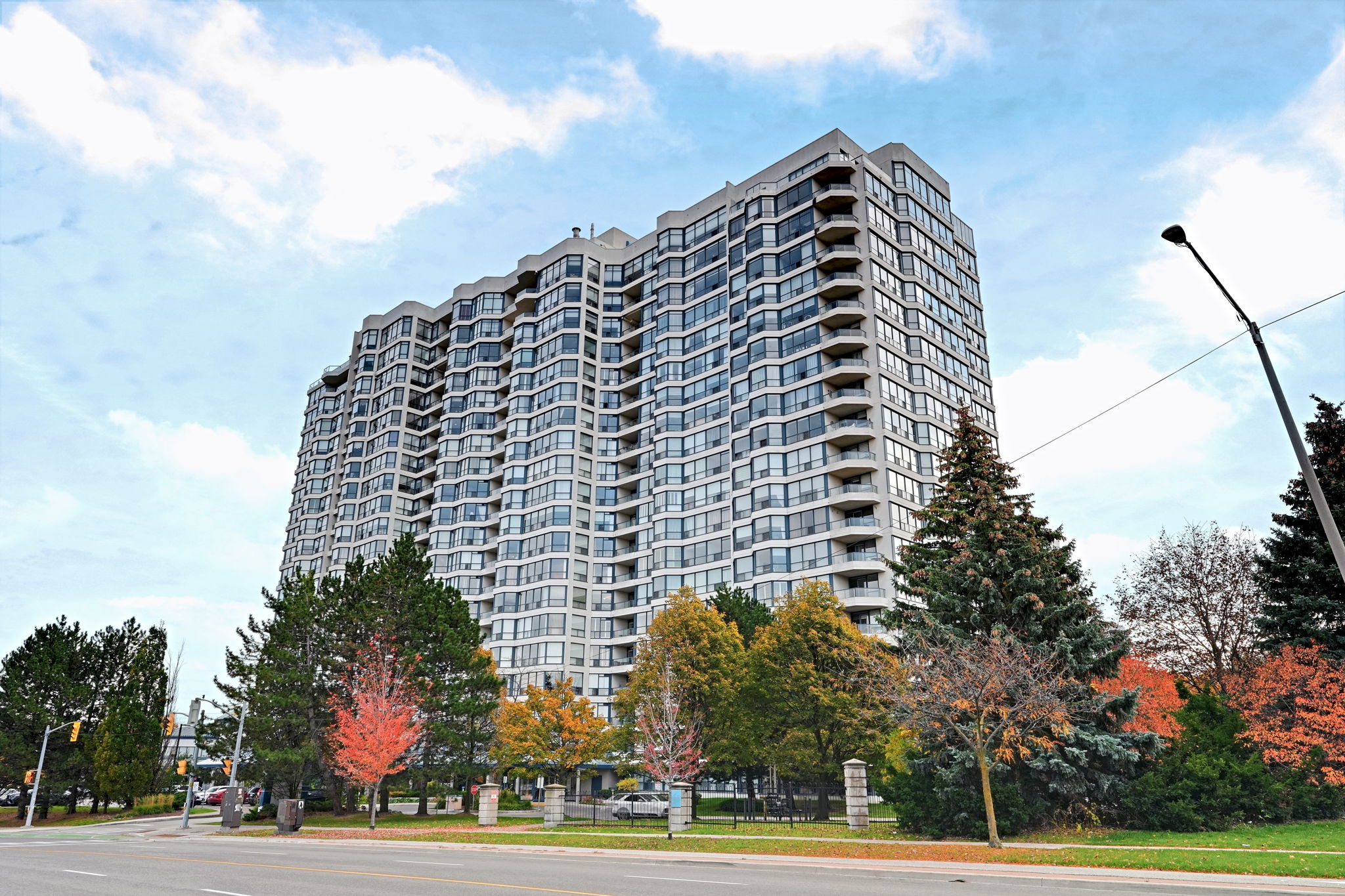 1 Clark Ave W 1606 Vaughan, ON L4J 7Y6