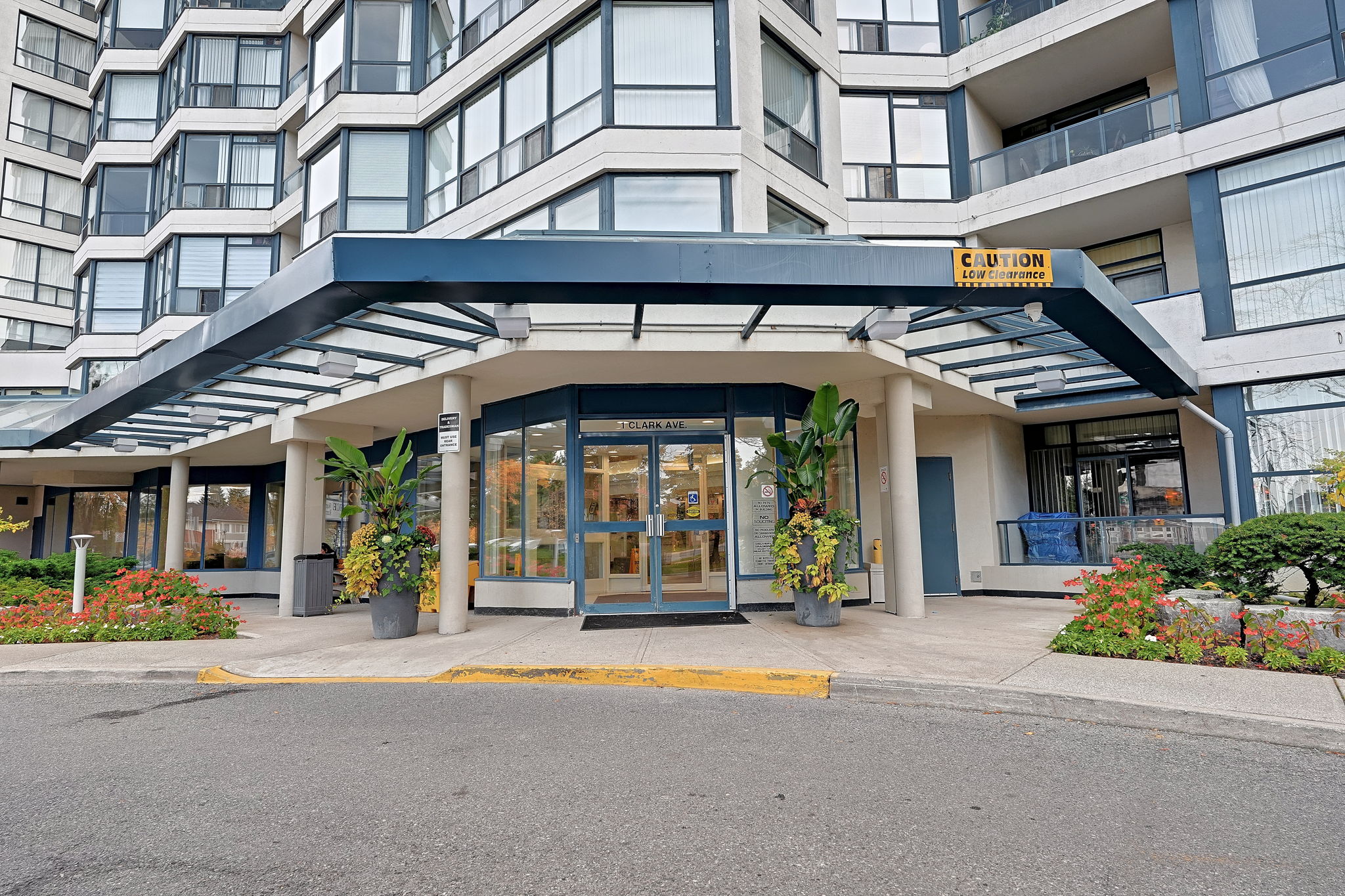 1 Clark Ave W 1606 Vaughan, ON L4J 7Y6