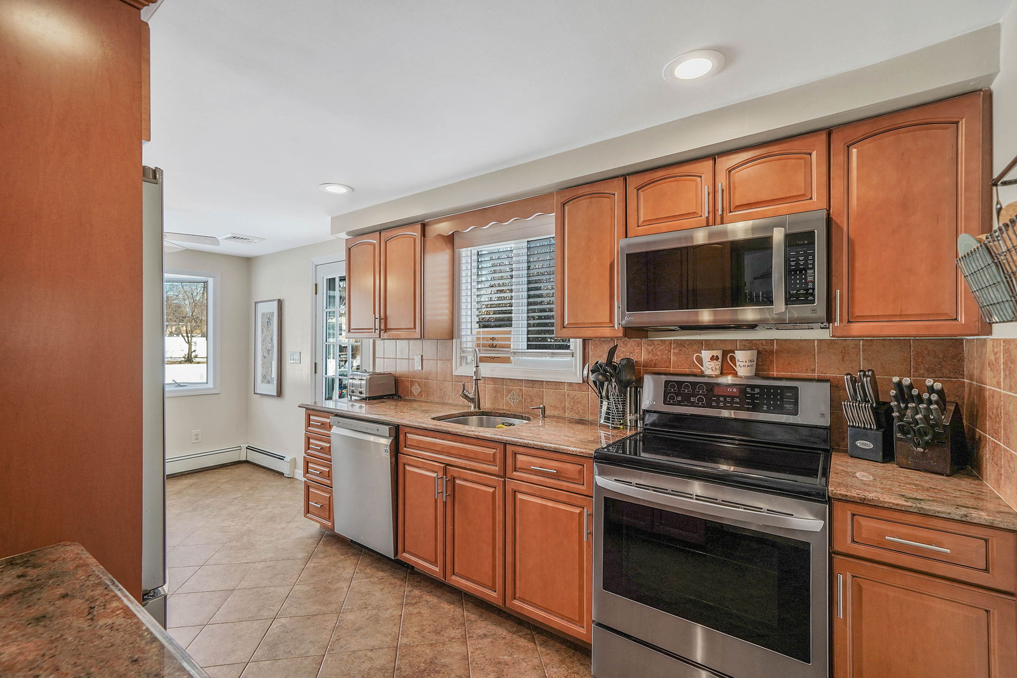 kitchen w.walk in pantry