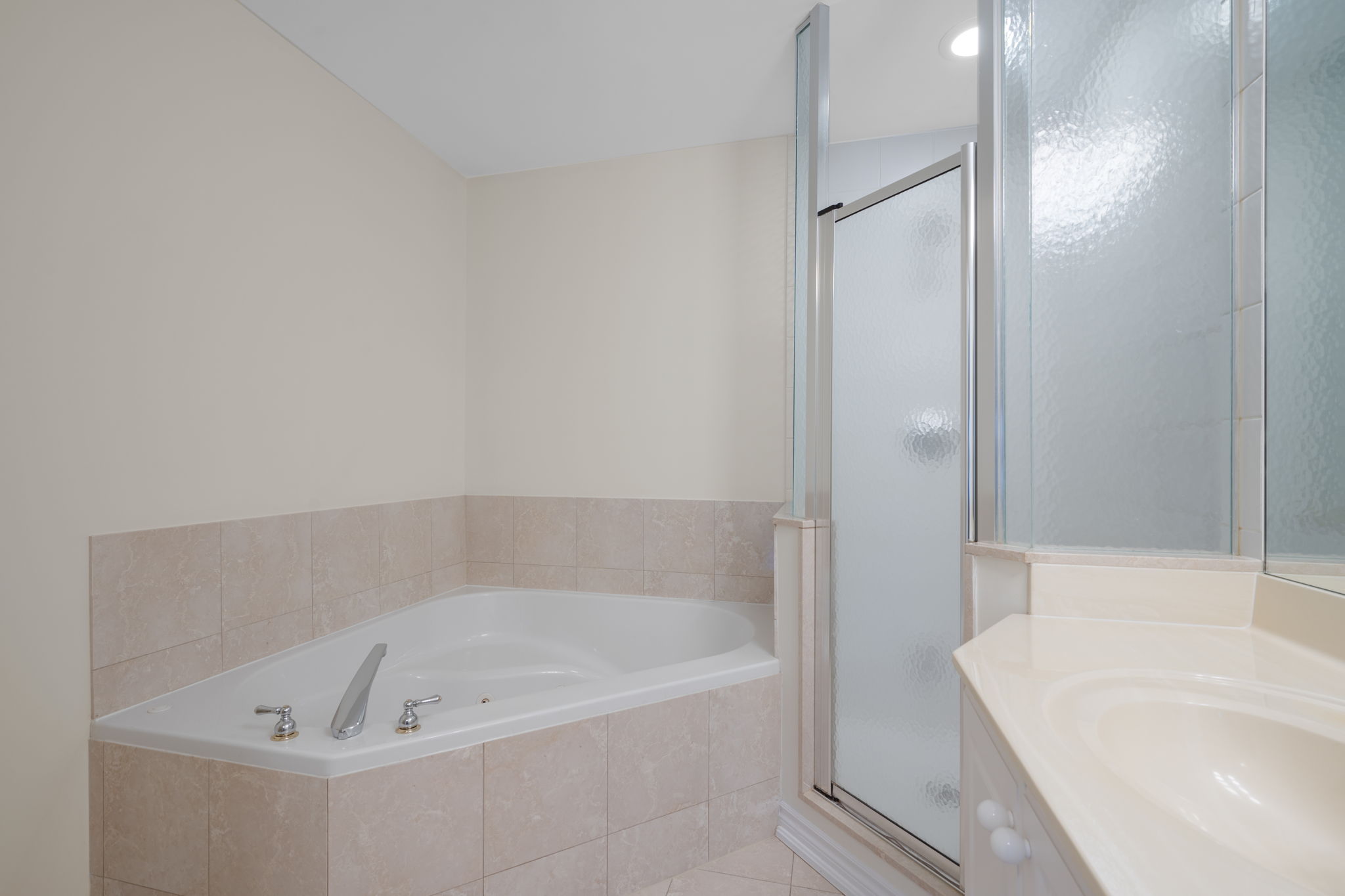 1 Glen Park Ave Unit 201 Toronto, ON M6B 4M5