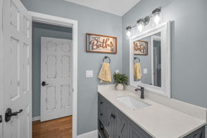 Upper Level Primary Bathroom1c