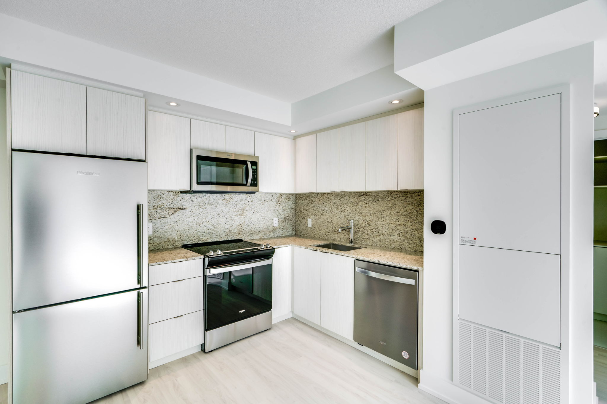 10 Eva Rd Unit 2701 Toronto, ON M9C 0B3
