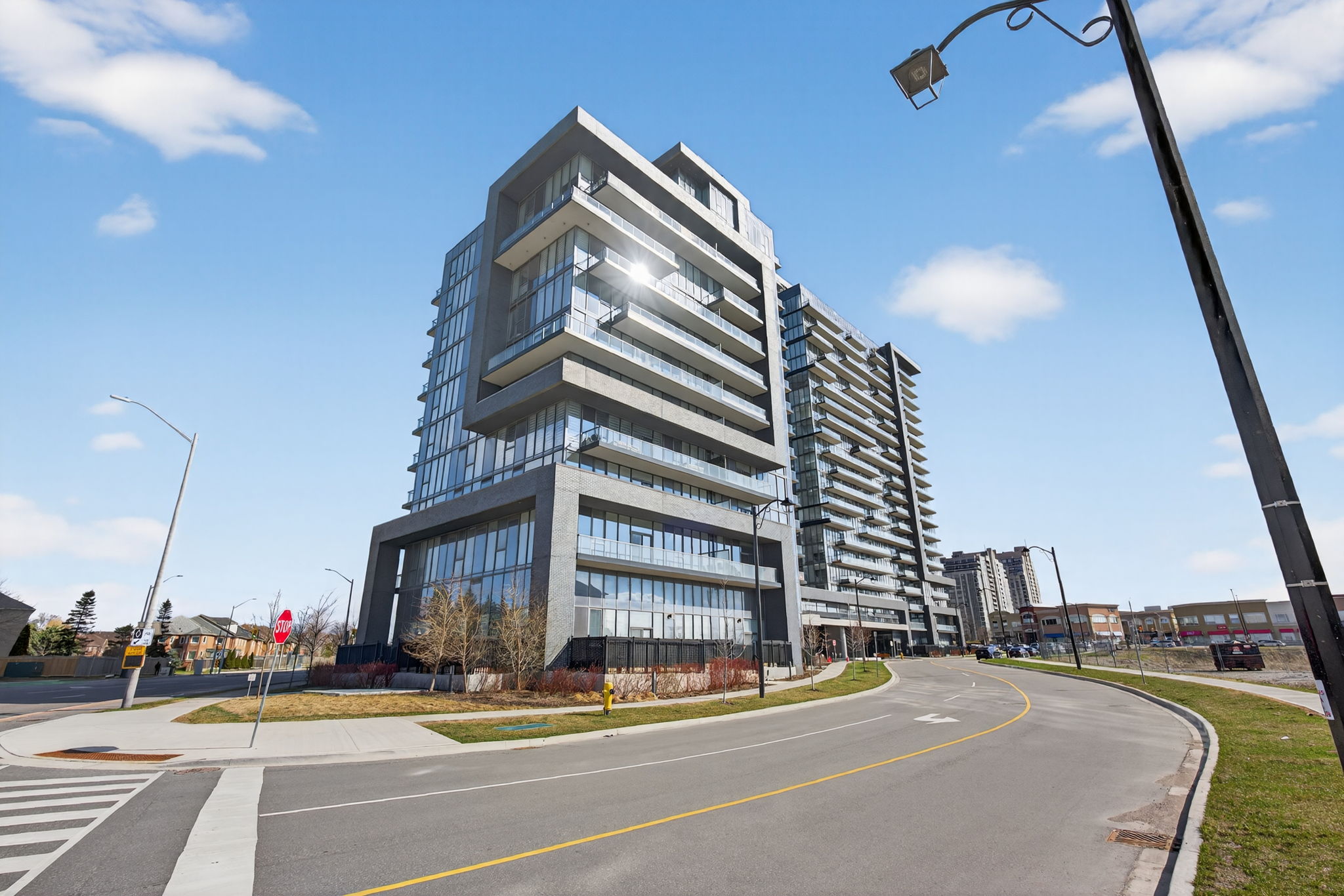 10 Gatineau Dr 208 Vaughan, ON L4J 0L2