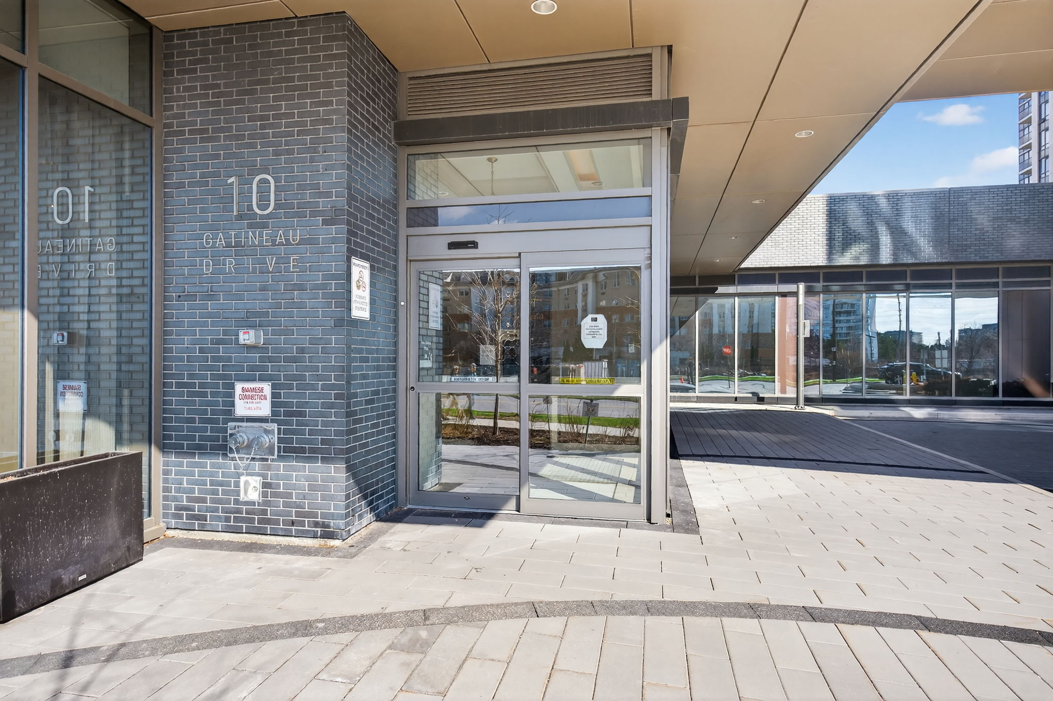 10 Gatineau Dr 208 Vaughan, ON L4J 0L2