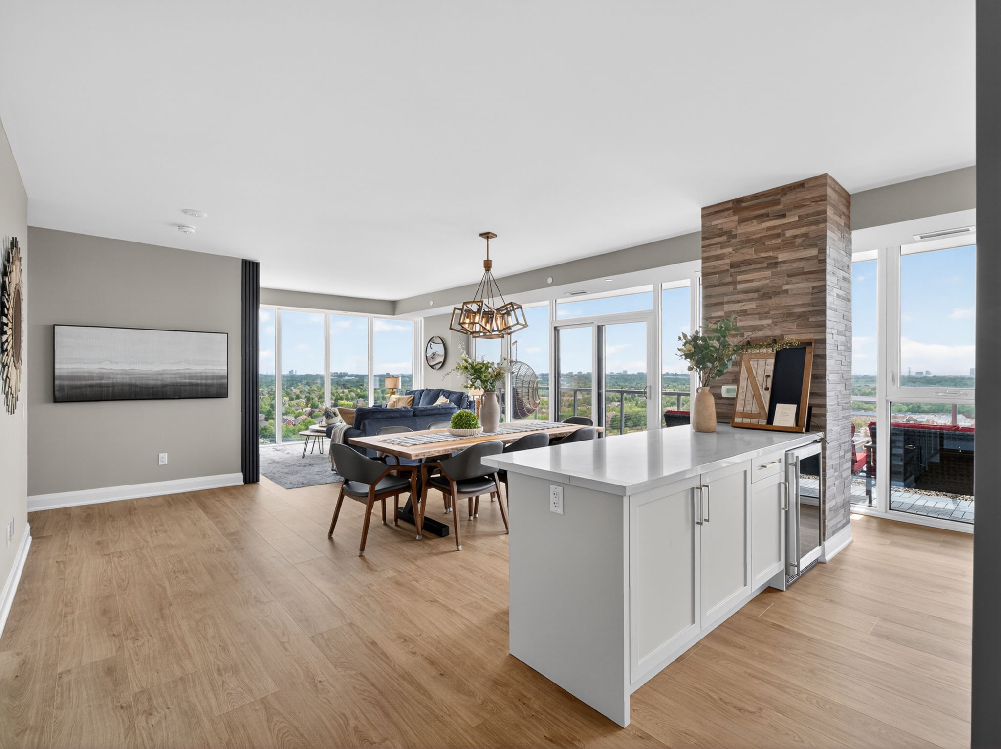 10 Gatineau Dr unit 1303 Vaughan, ON L4J 0L2