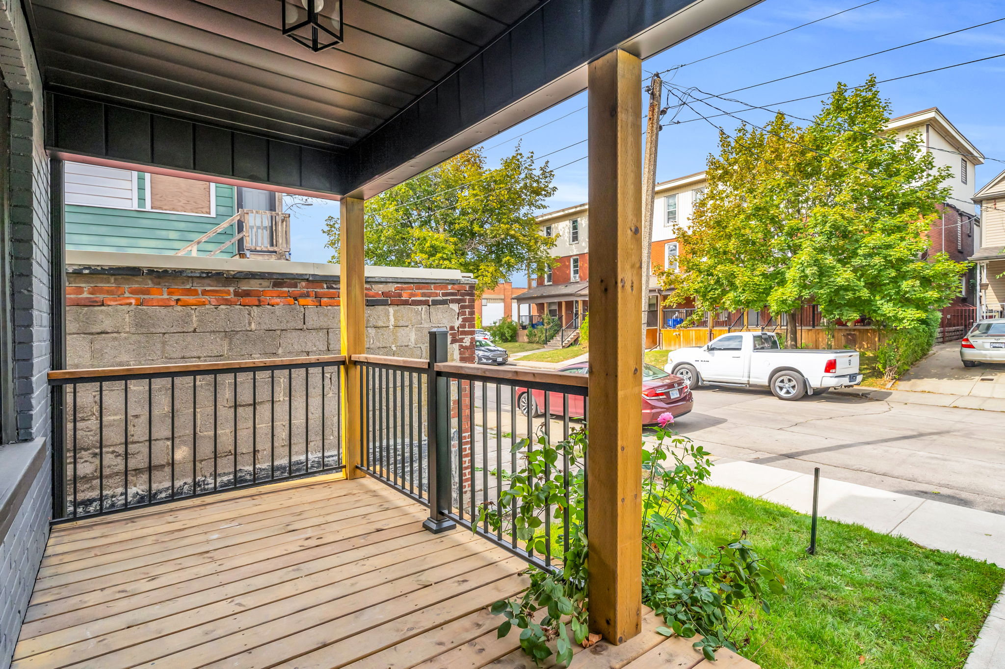 Front Porch/Entrance