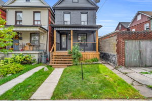 Front Porch/Entrance