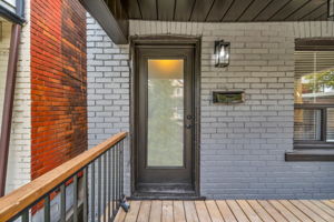 Front Porch/Entrance