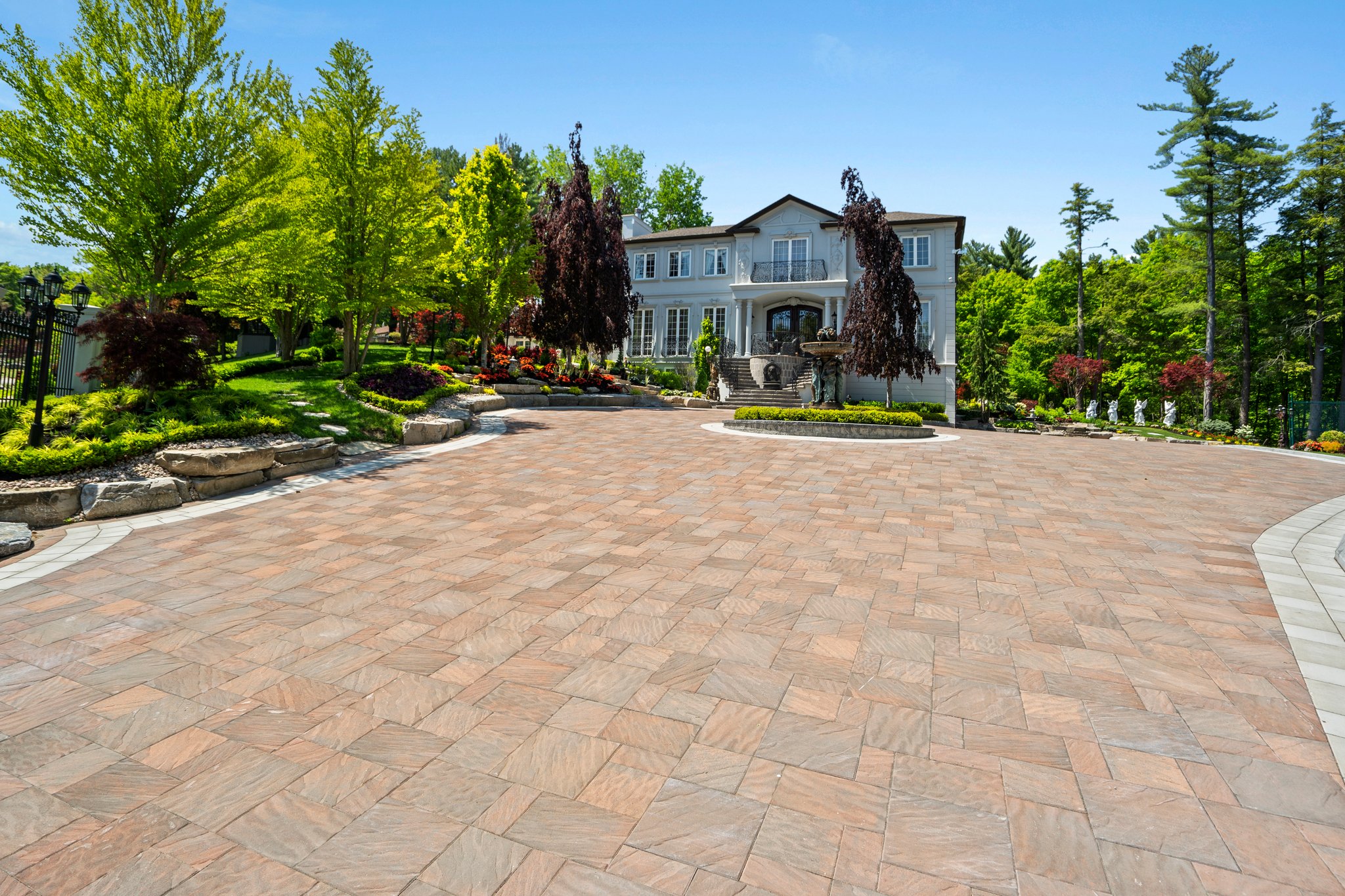 10 Marcus Ct Richmond Hill, ON L6A 1G2