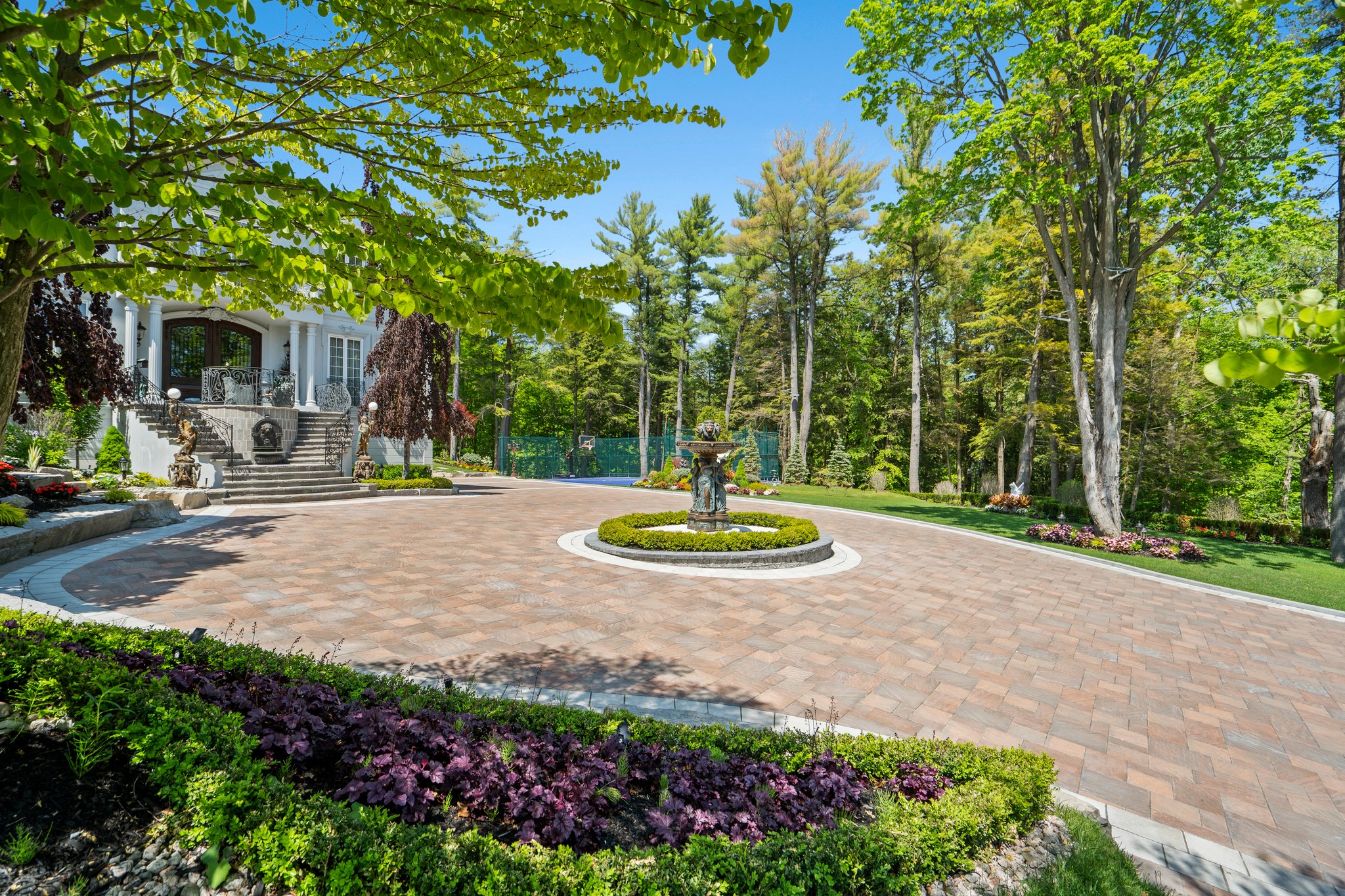 10 Marcus Ct Richmond Hill, ON L6A 1G2
