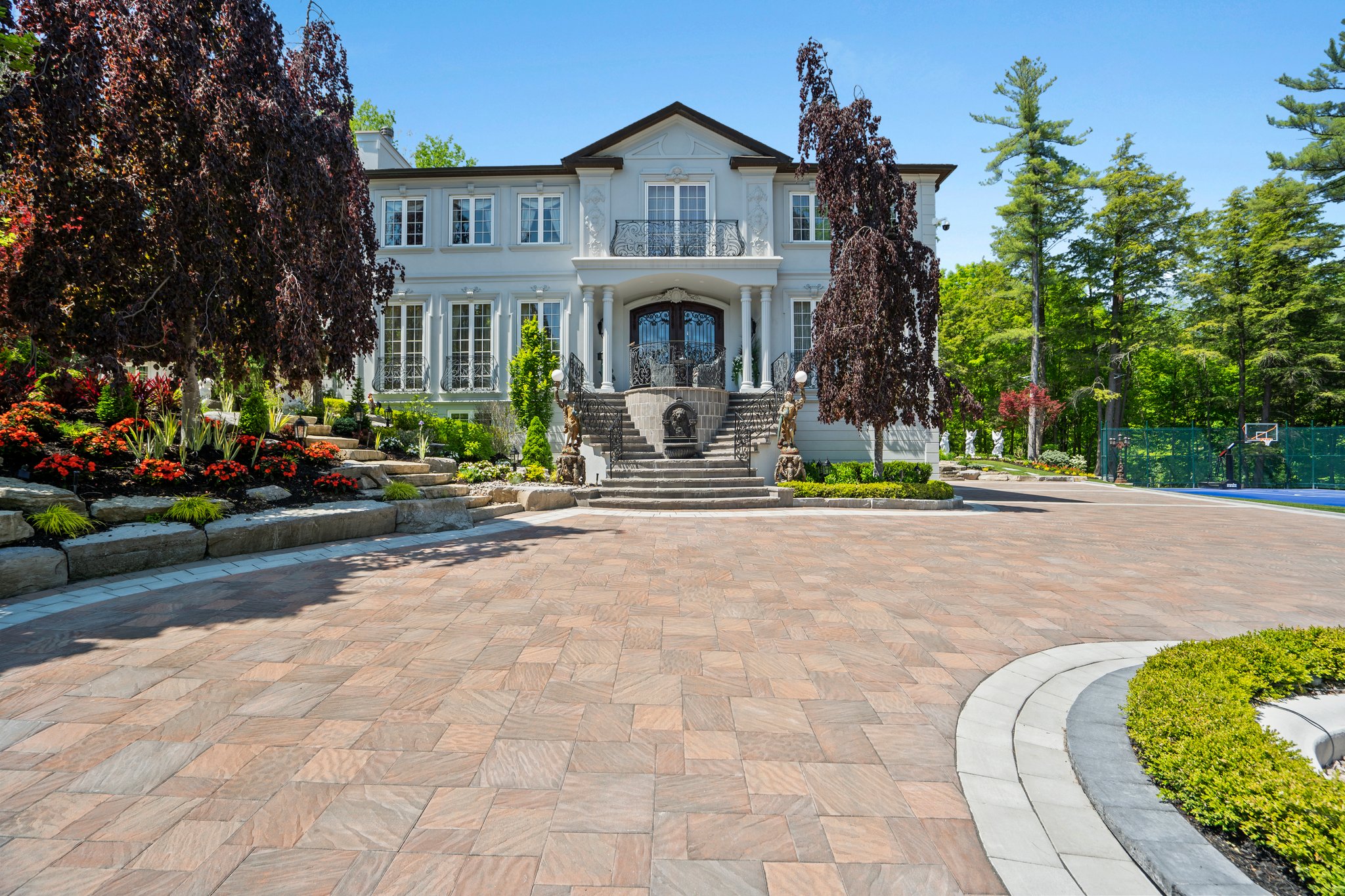 10 Marcus Ct Richmond Hill, ON L6A 1G2