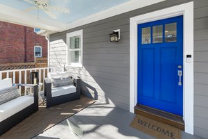 Front Porch/Entrance