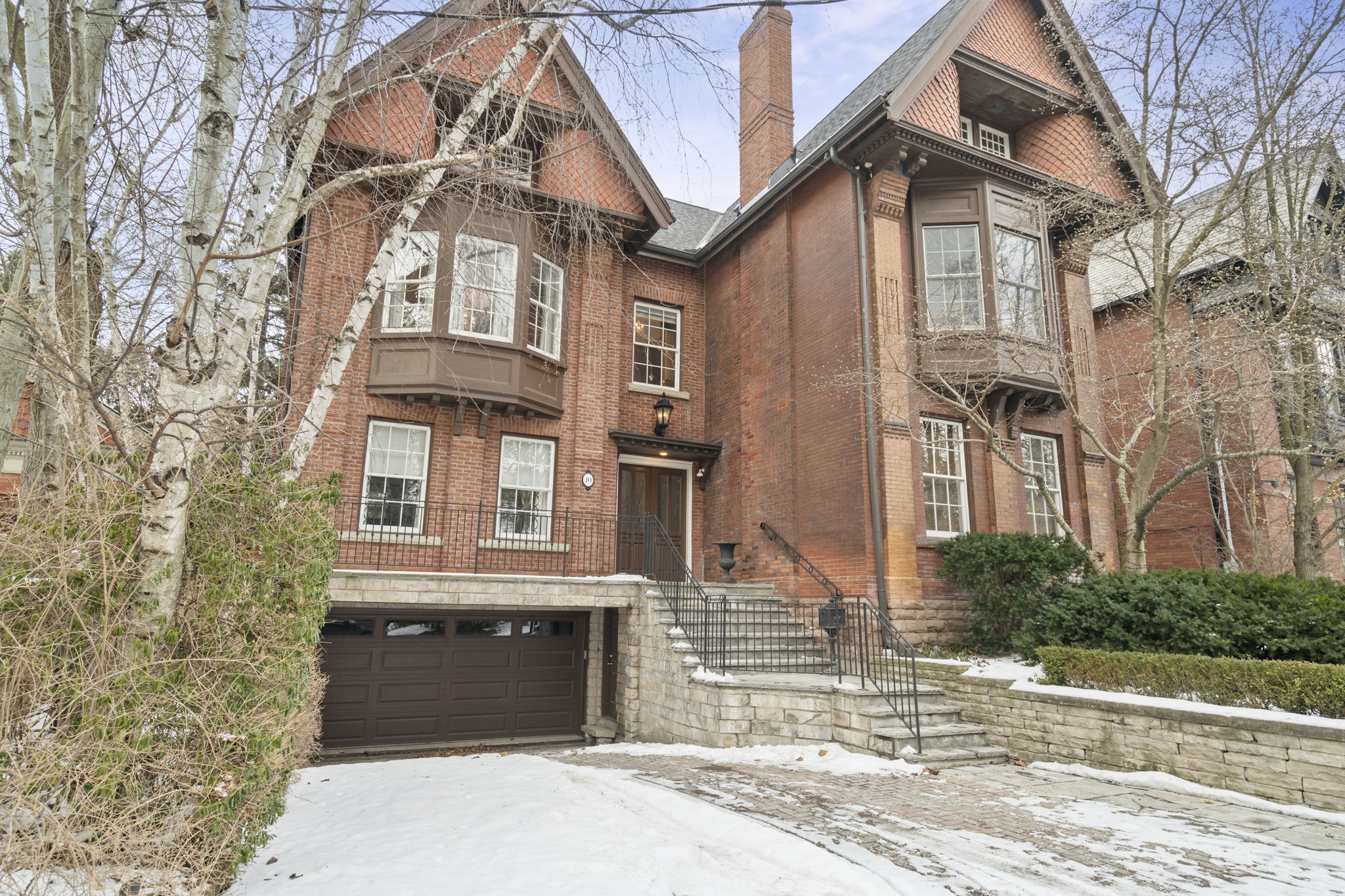 10 Pine Hill Rd Toronto, ON M4W 1P6