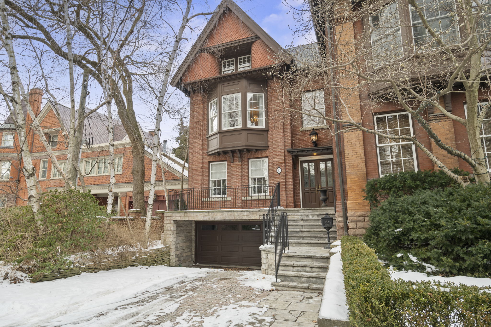10 Pine Hill Rd Toronto, ON M4W 1P6