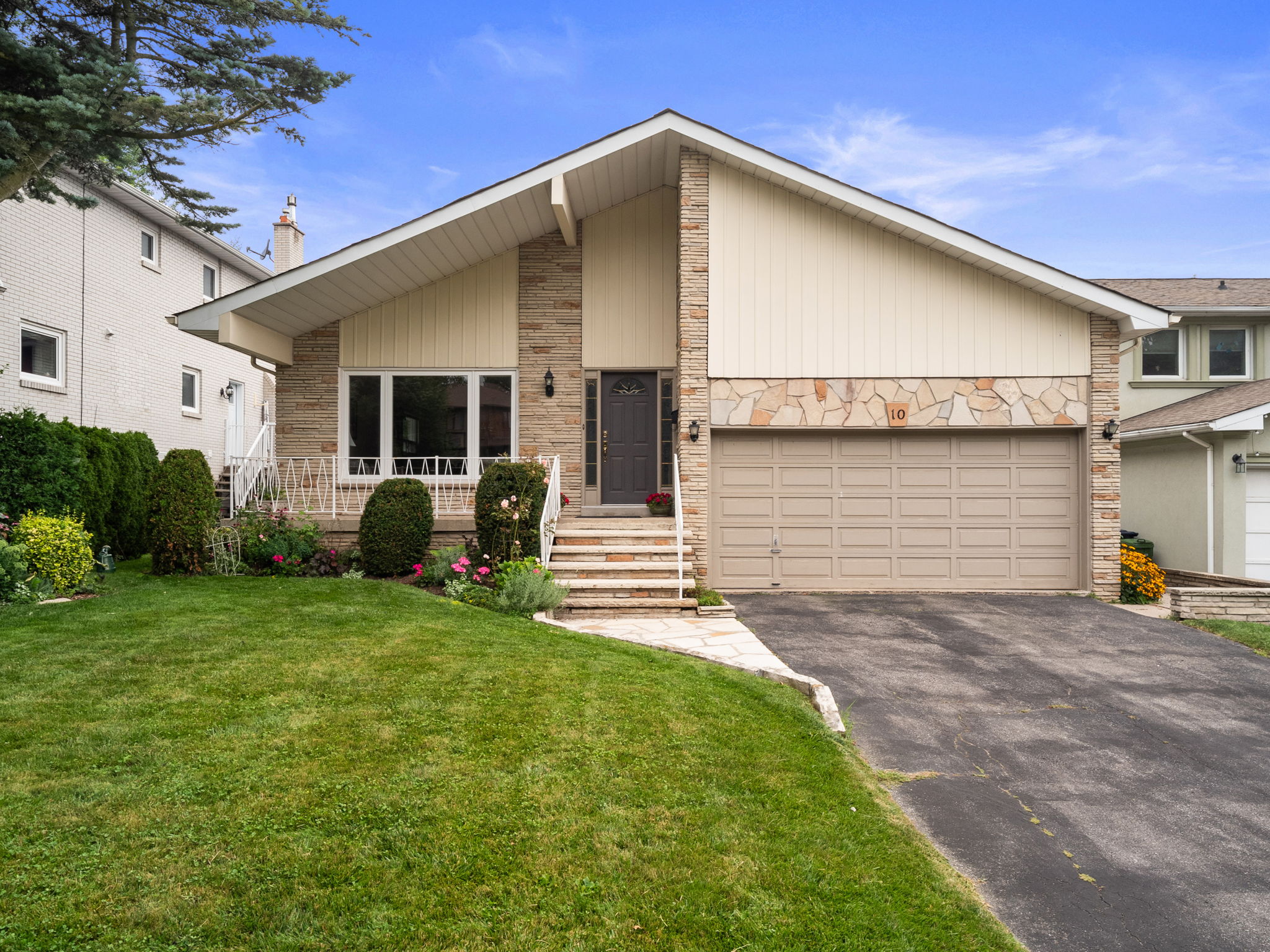 10 Poplar Heights Dr Toronto, ON M9A 5A2