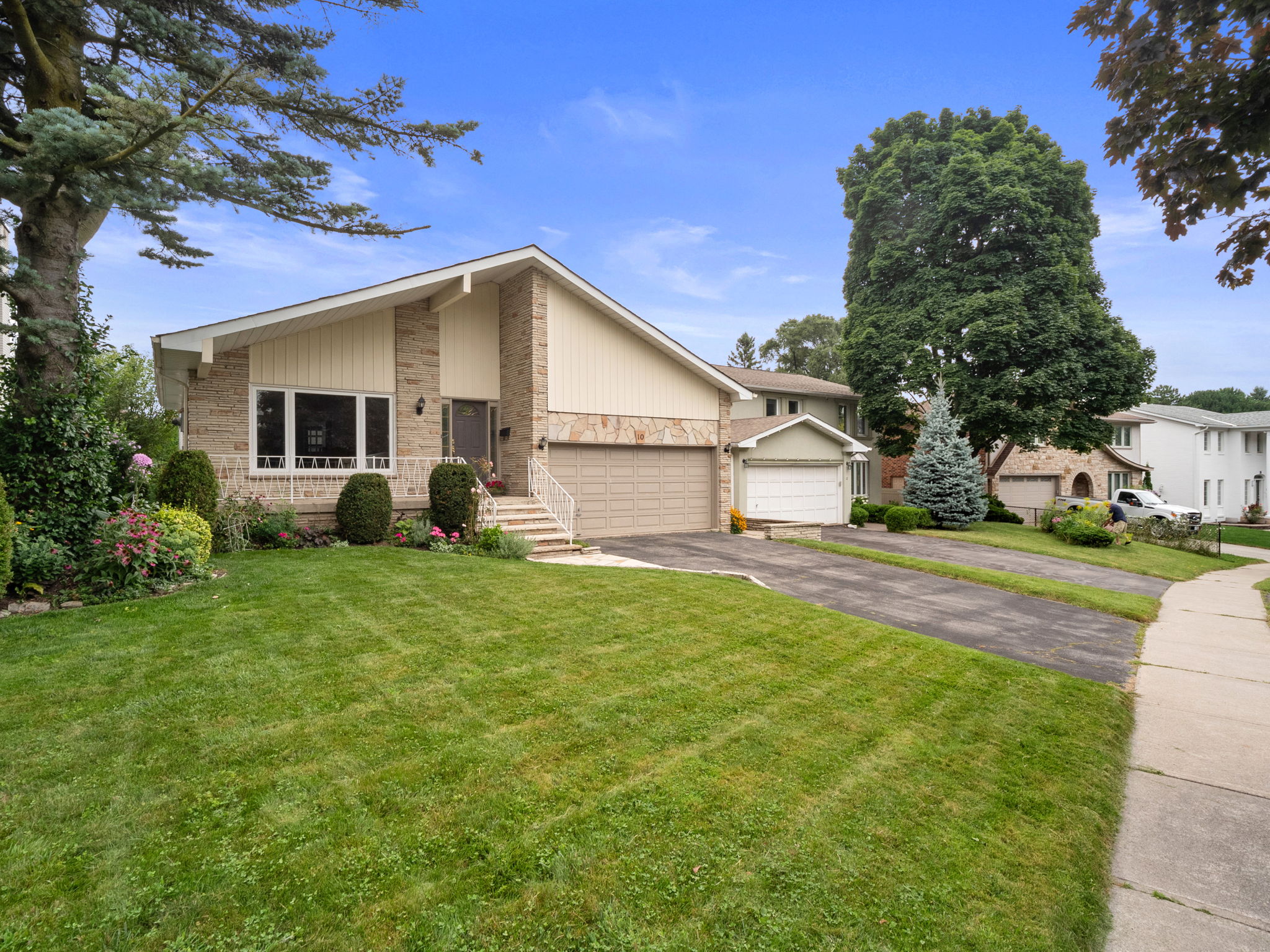 10 Poplar Heights Dr Toronto, ON M9A 5A2