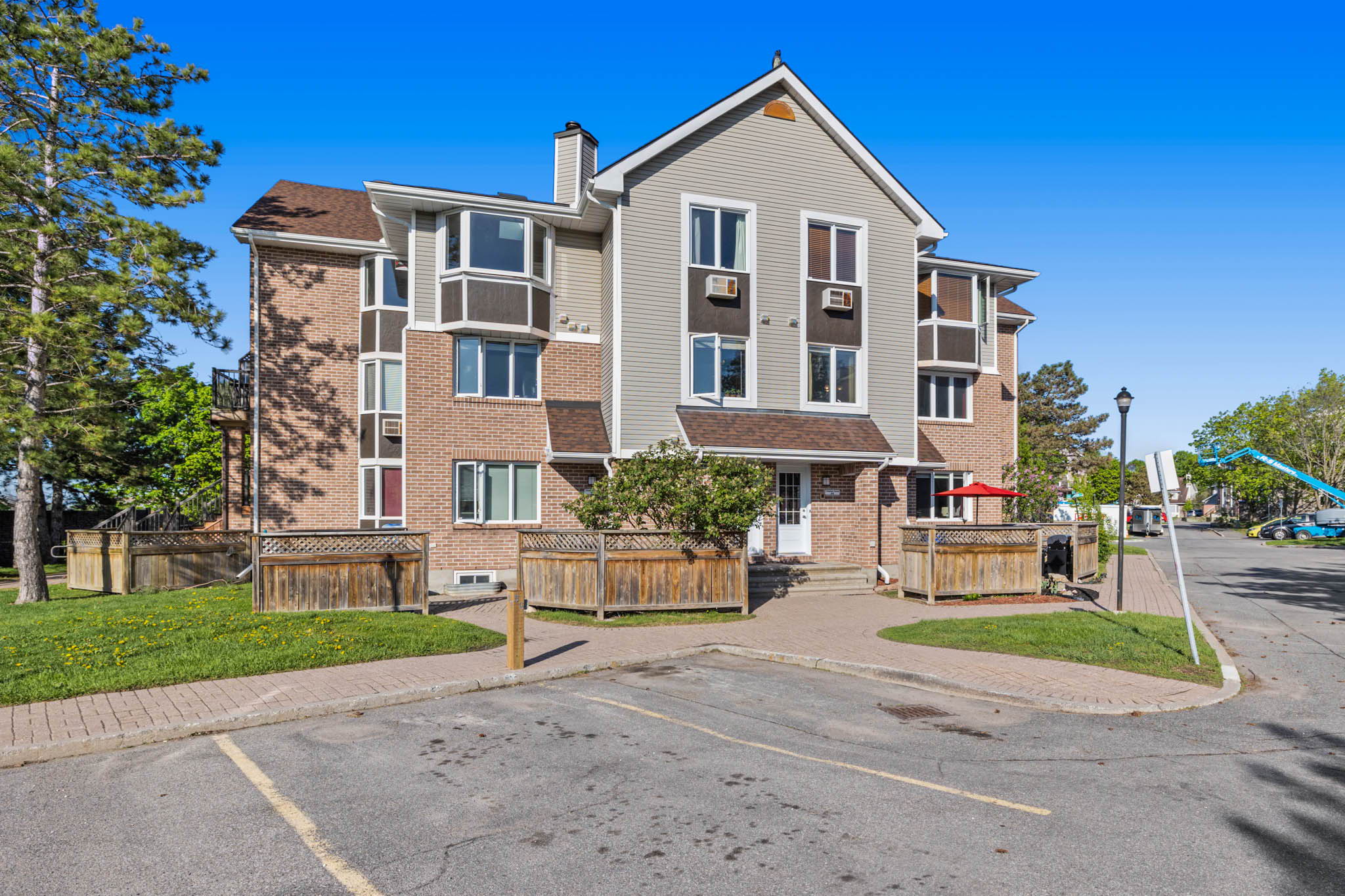 10 Stonebank Crescent, Ottawa, ON K2H 9M4 Inside Ottawa Media