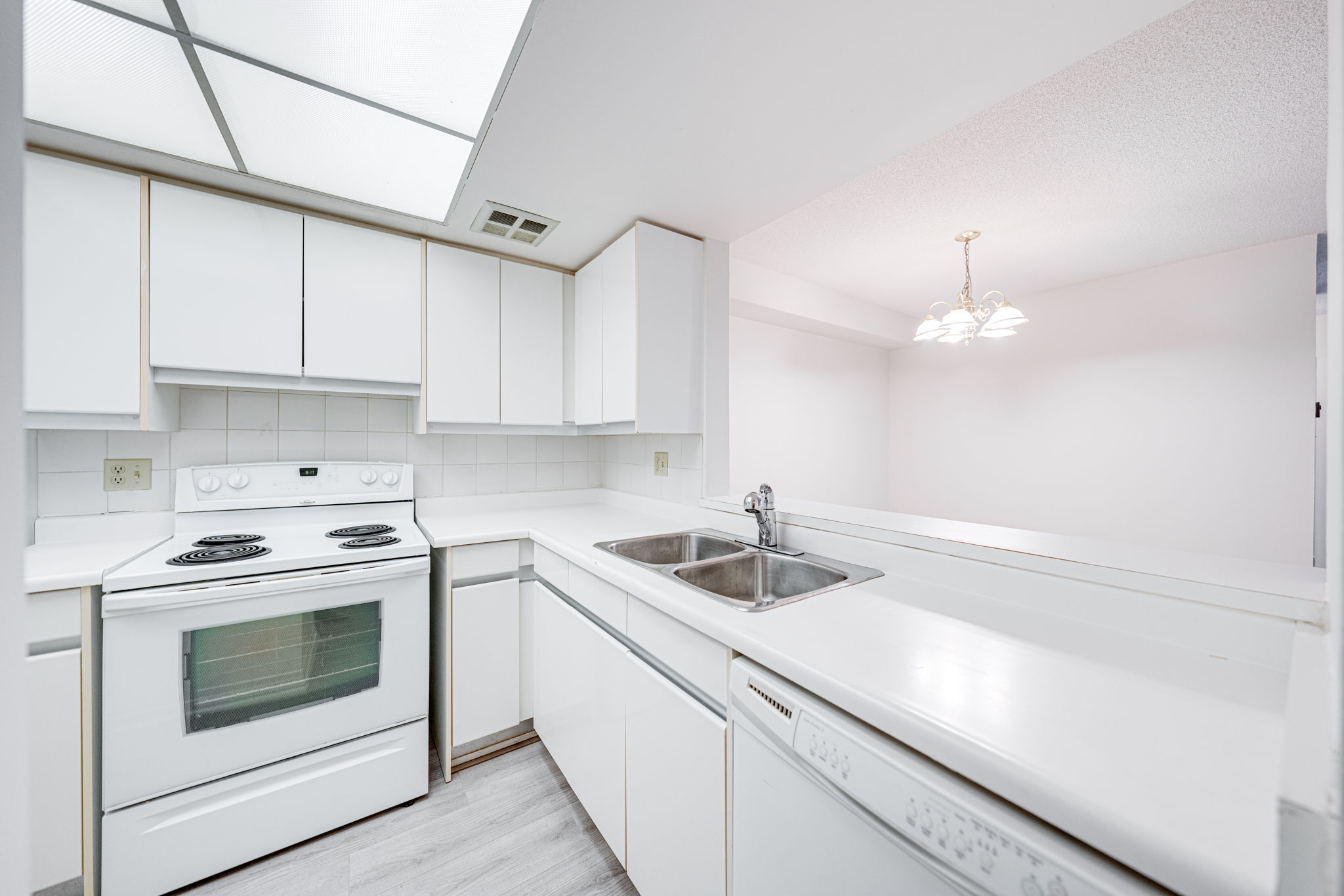 10 Torresdale Ave Unit 502 Toronto, ON M2R 3V8