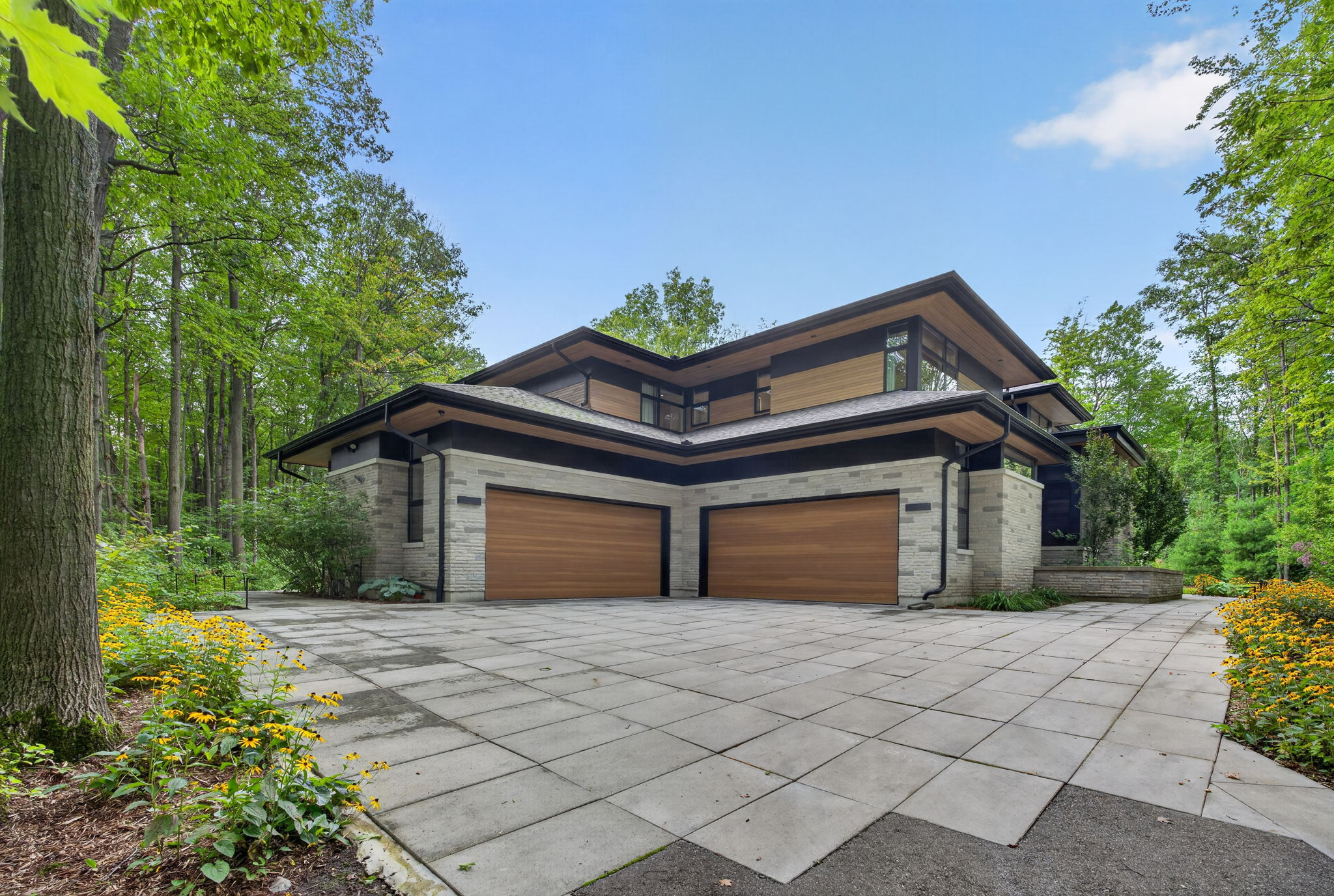 10 Trailwood Crescent Richmond Hill, ON L4E 3L9