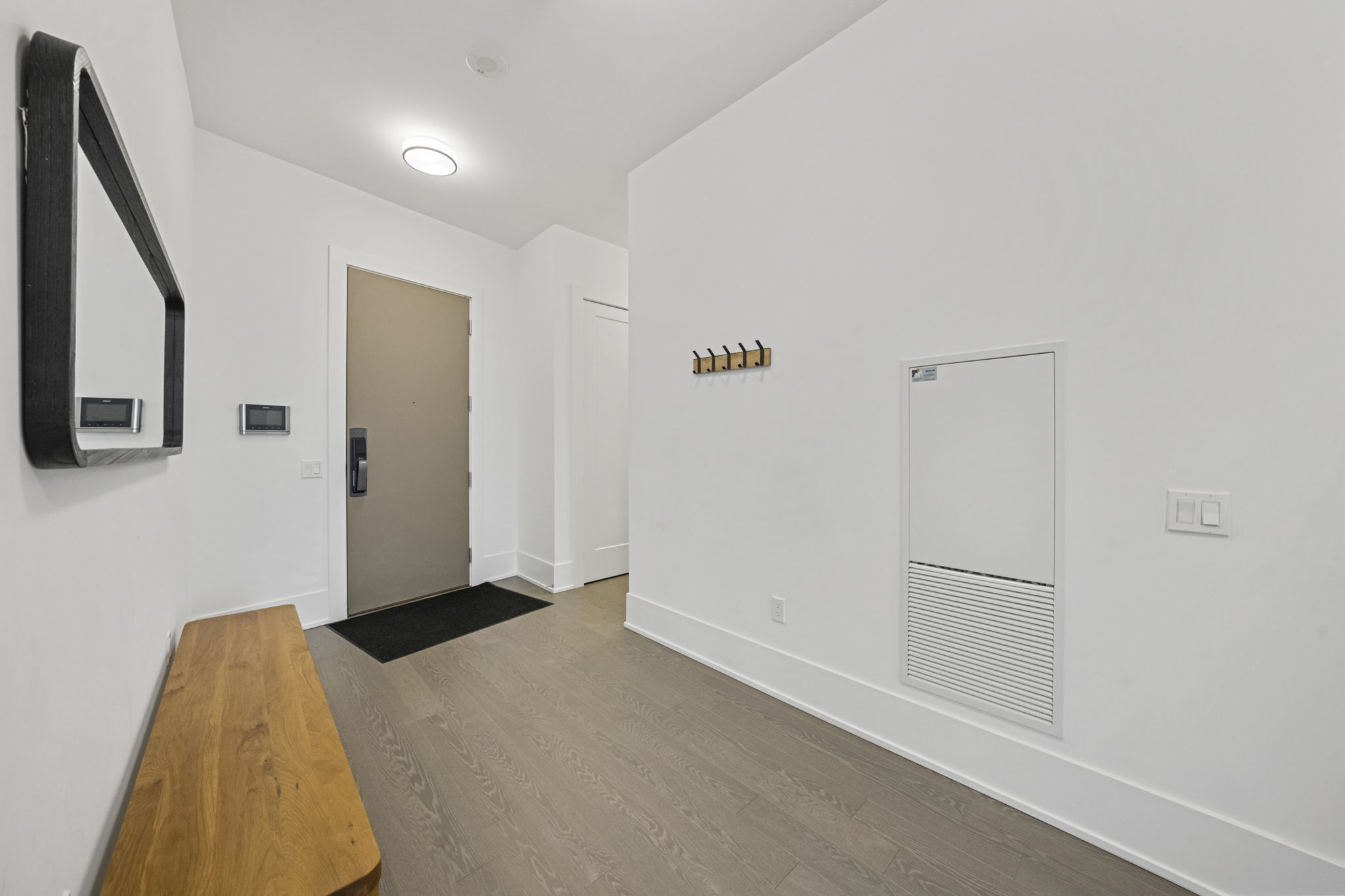 10 York St Unit 6805 Toronto, ON M5J 2L9