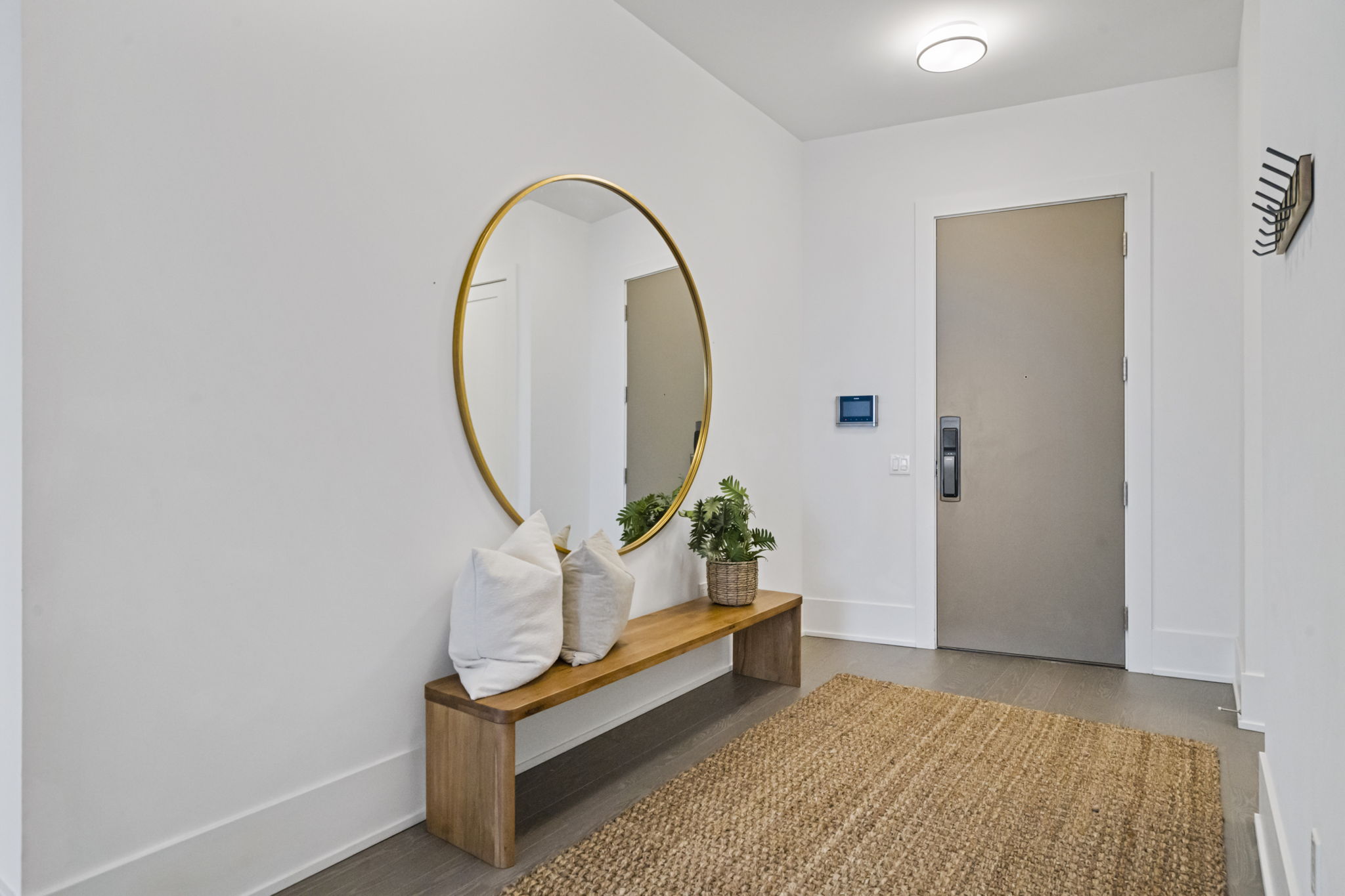 10 York St Unit 6805 Toronto, ON M5J 2L9