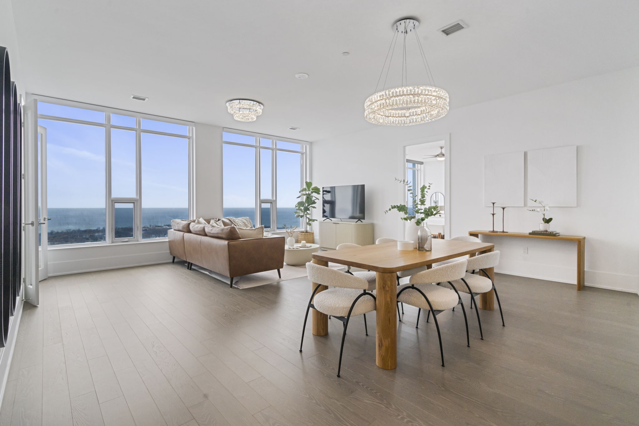 10 York St Unit 6805 Toronto, ON M5J 2L9