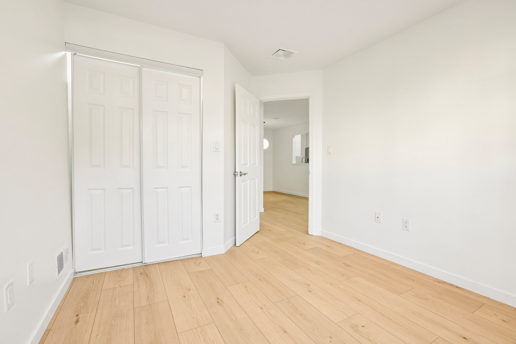 Crown Ct 471-S0406-037.jpg