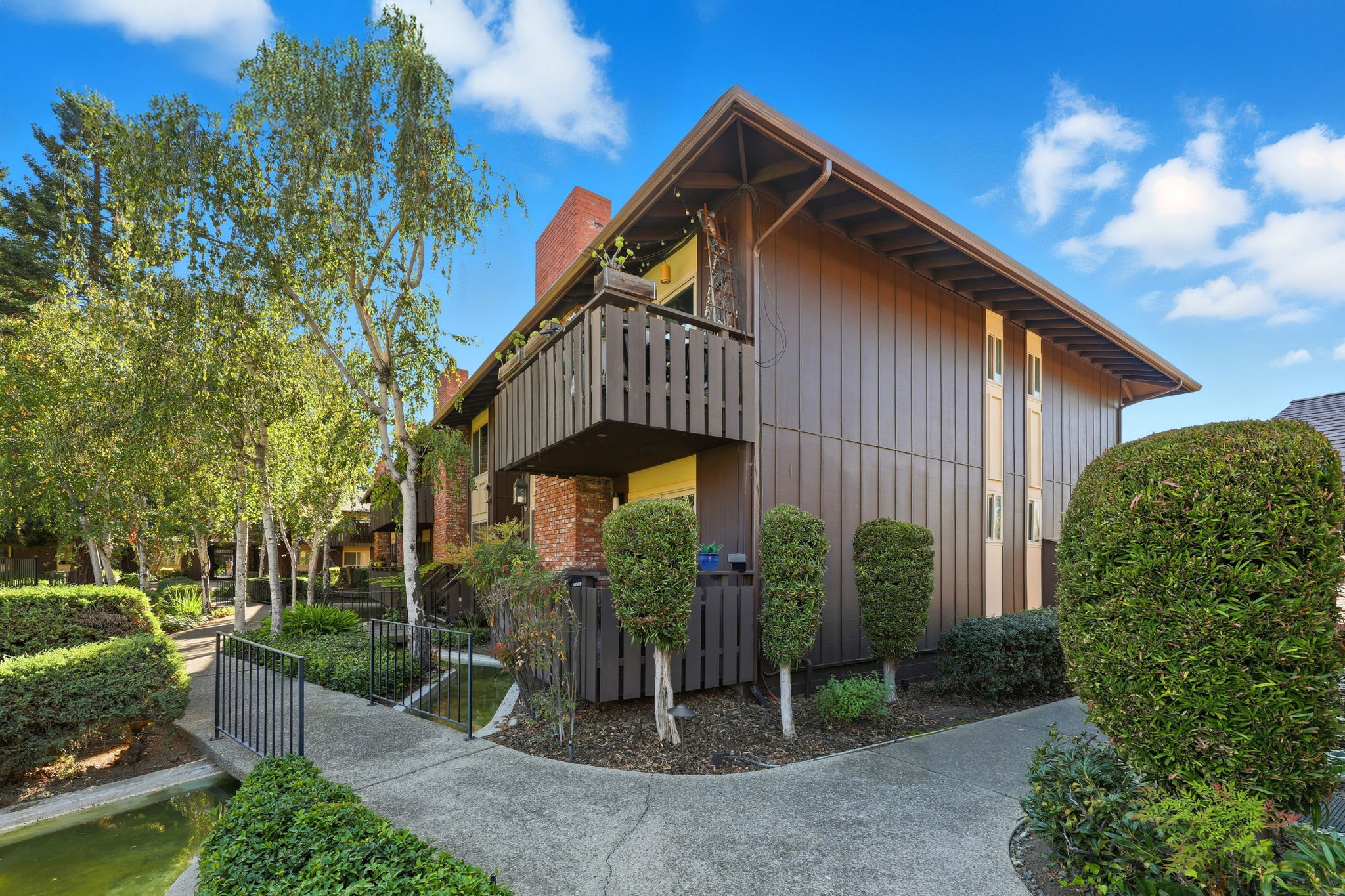 003_F8_100 E Middlefield Rd 6g