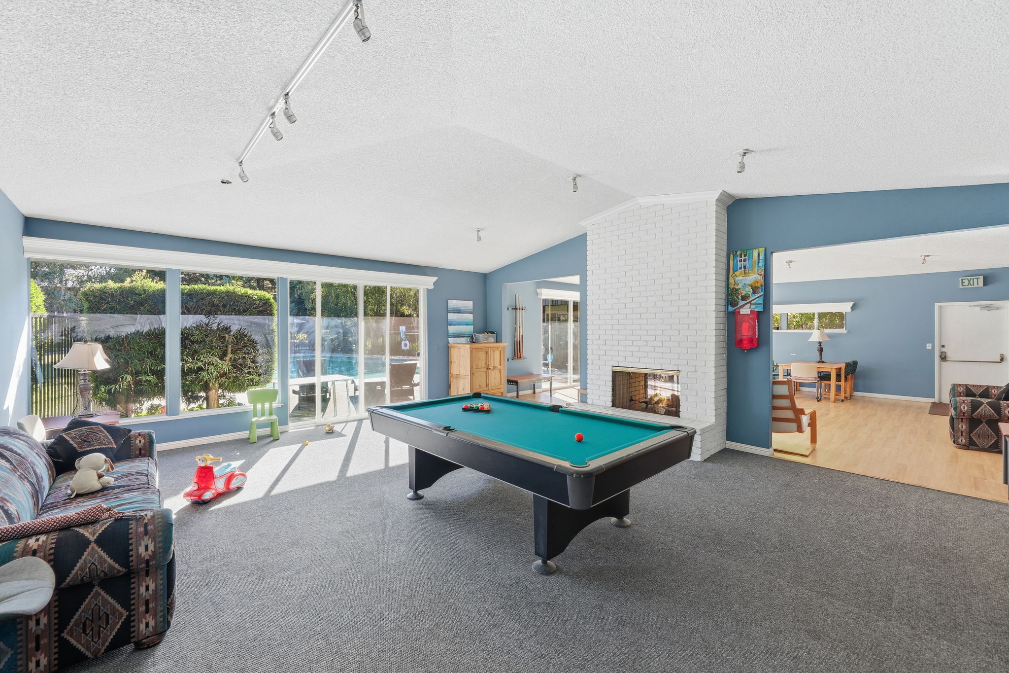 018_F8_100 E Middlefield Rd 6g