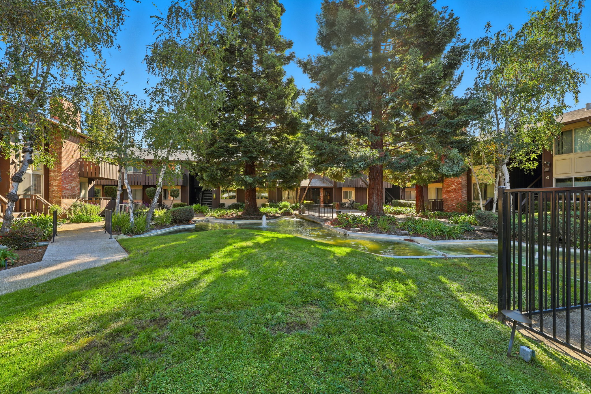 031_F8_100 E Middlefield Rd 6g