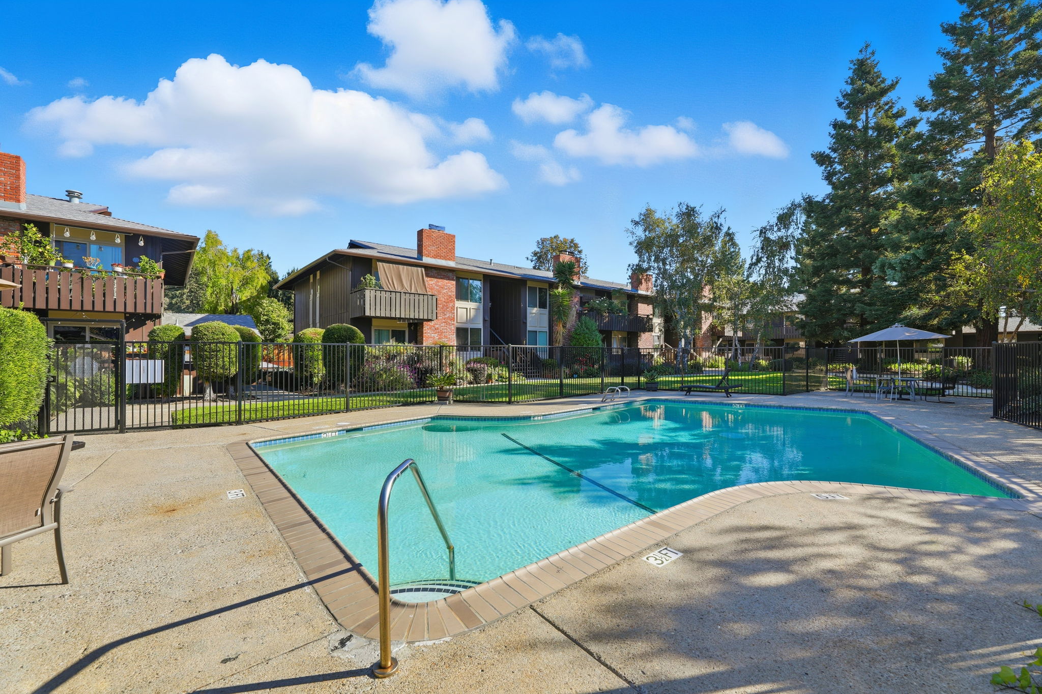 033_F8_100 E Middlefield Rd 6g