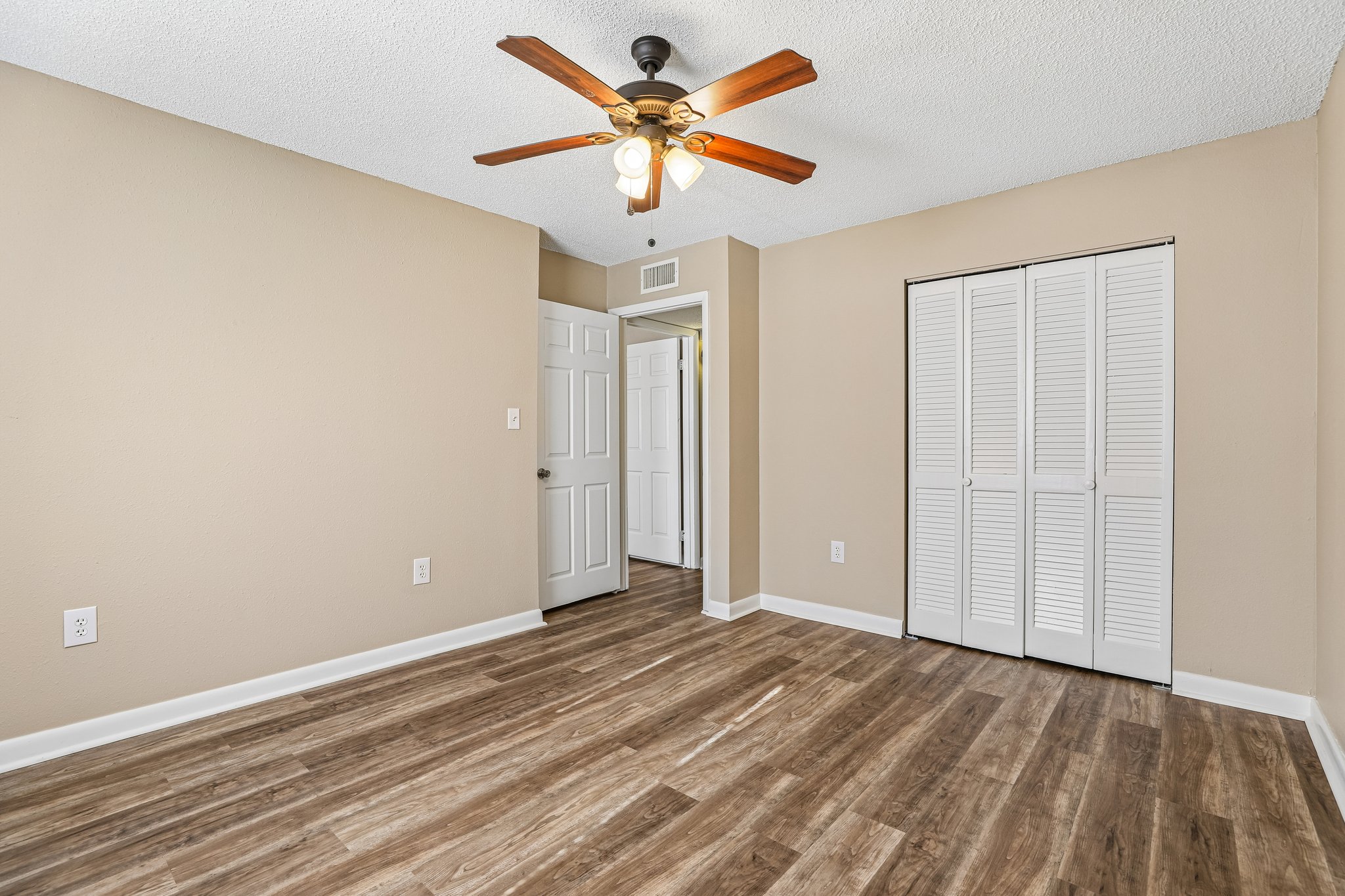 E Oak Terrace Dr D2-S1905-020.jpg