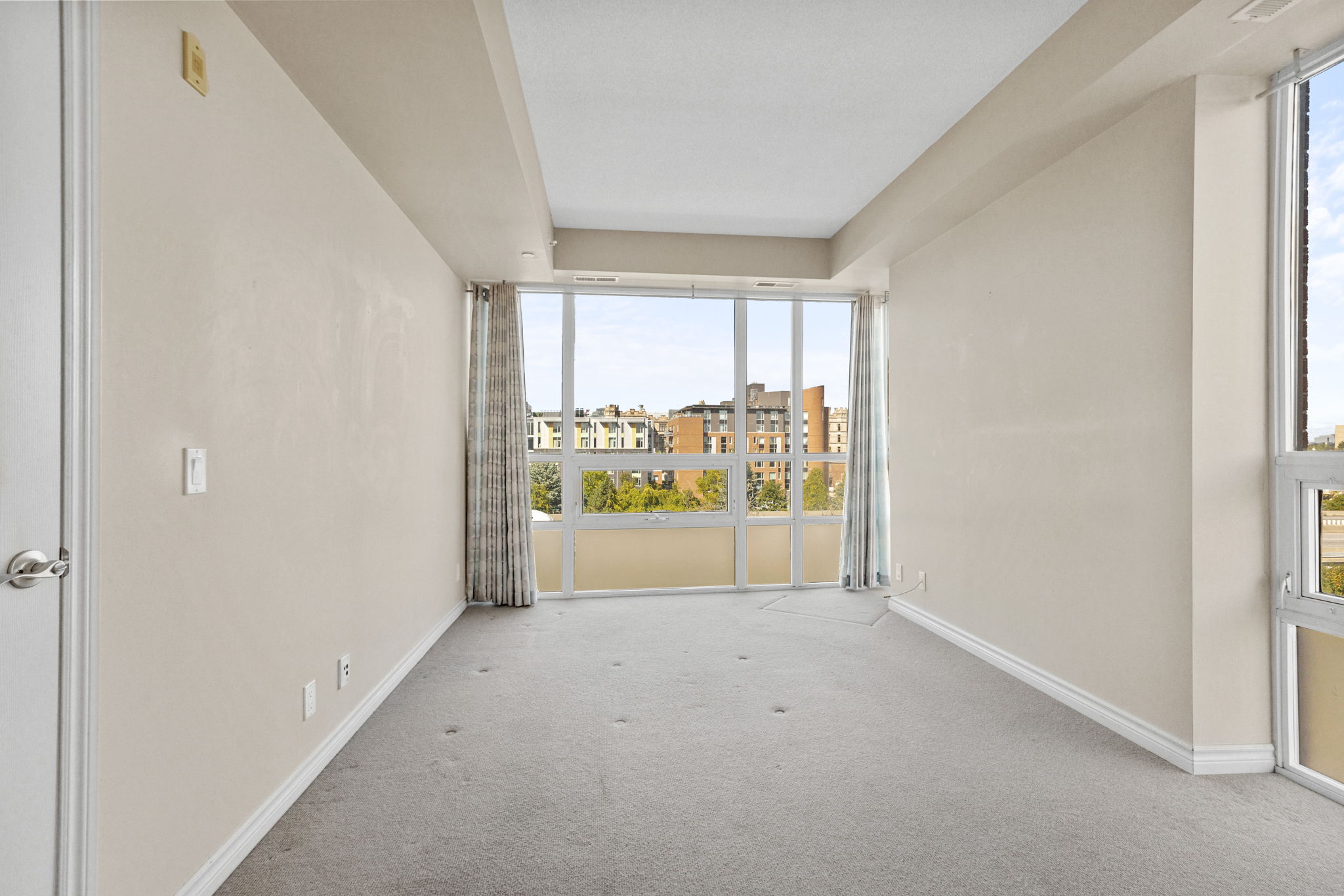 Corner unit, windows on two walls