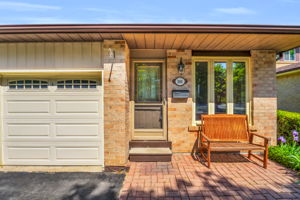 Front Porch/Entrance