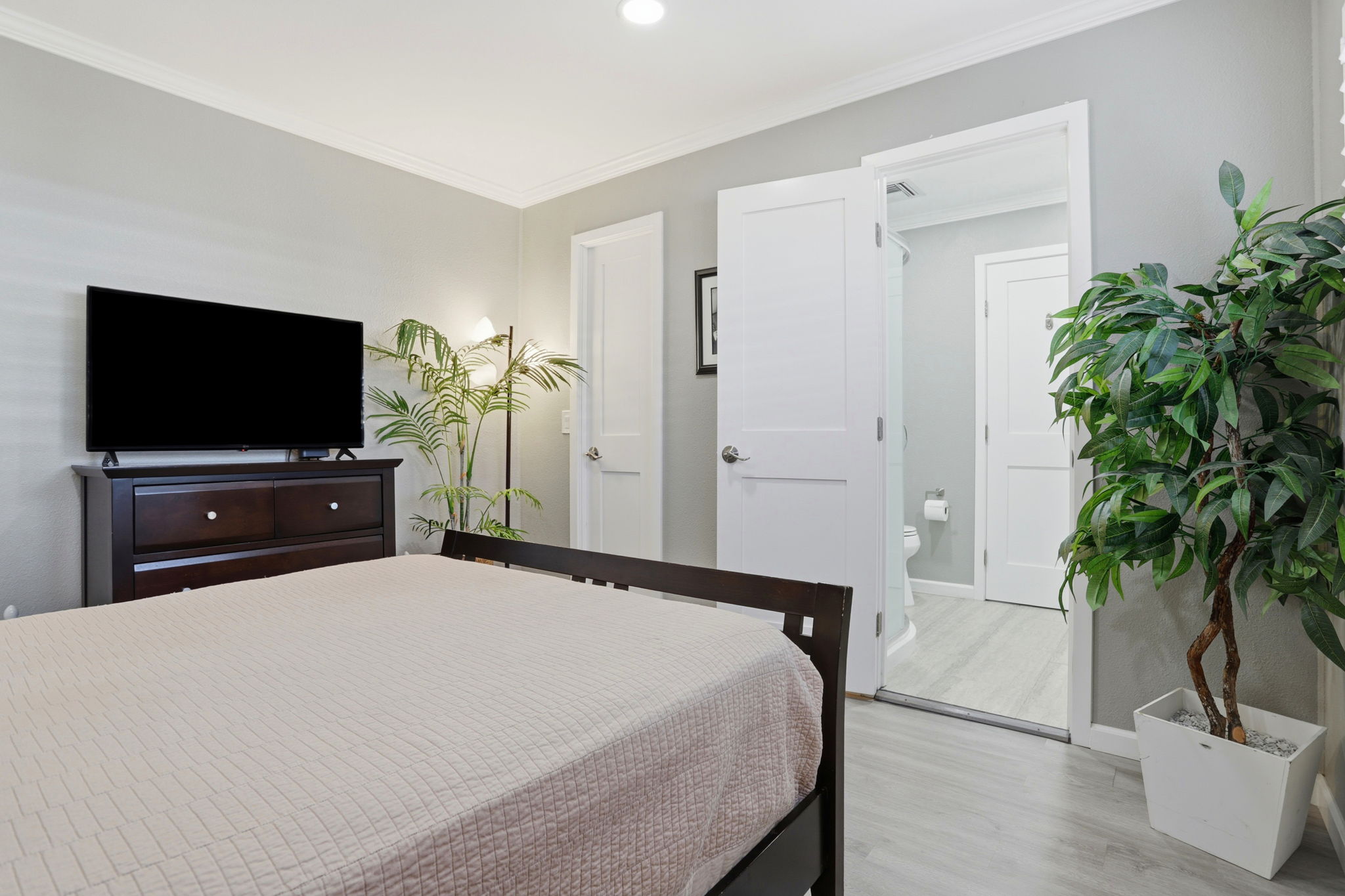 023_F8_100 N Rodeo Gulch