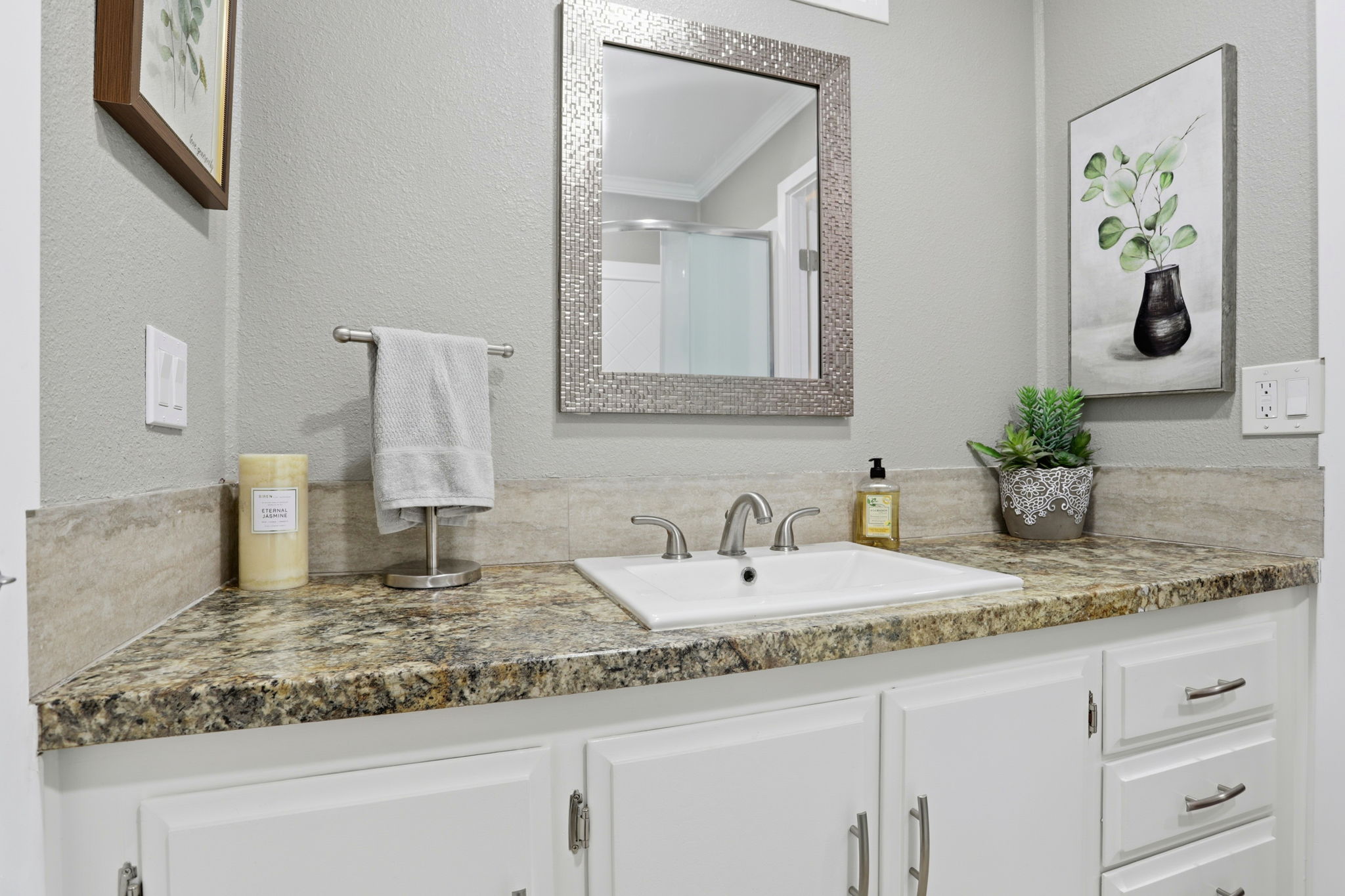 030_F8_100 N Rodeo Gulch