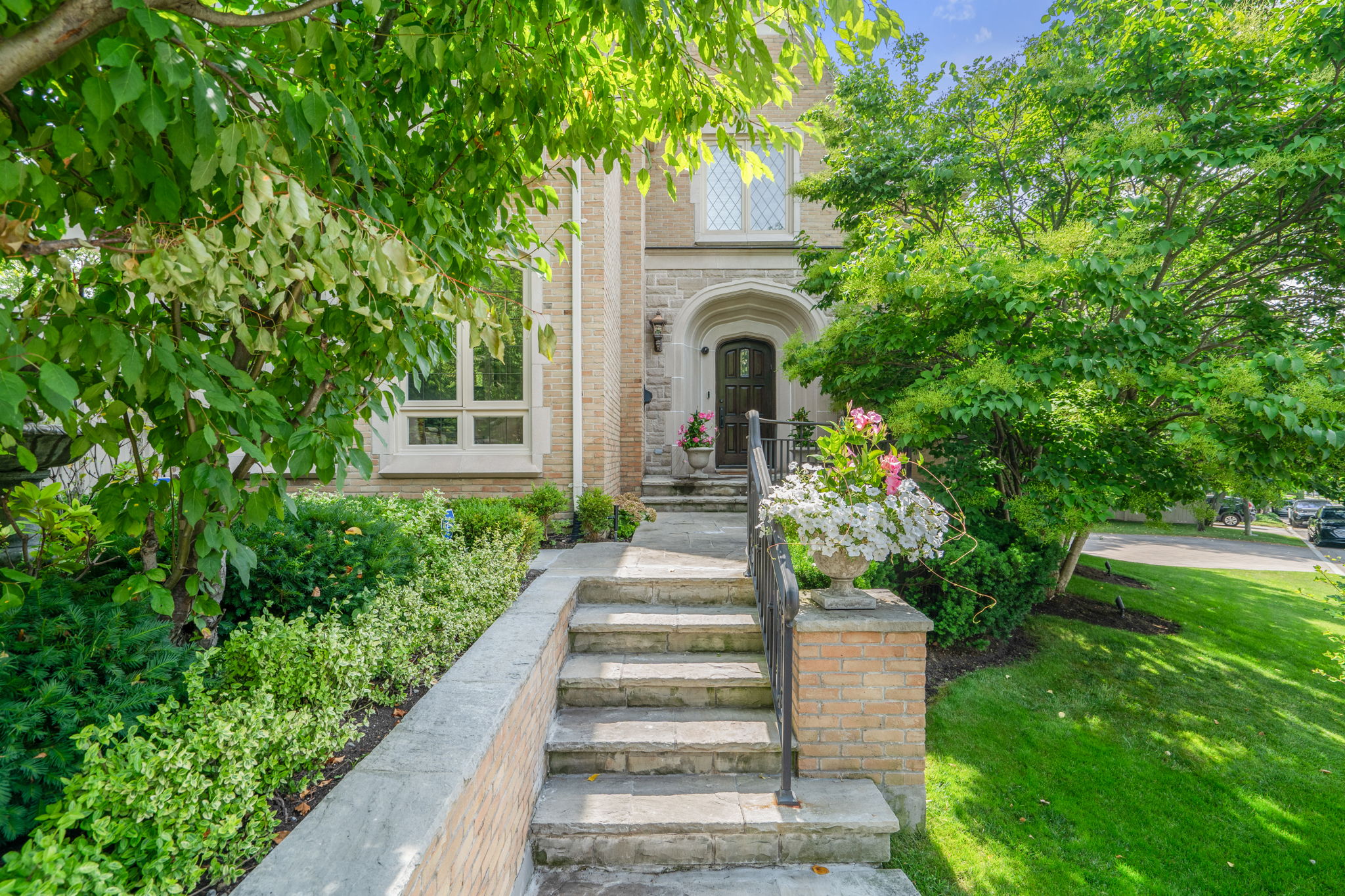 100 Old Forest Hill Rd Toronto, ON M5P 2R5