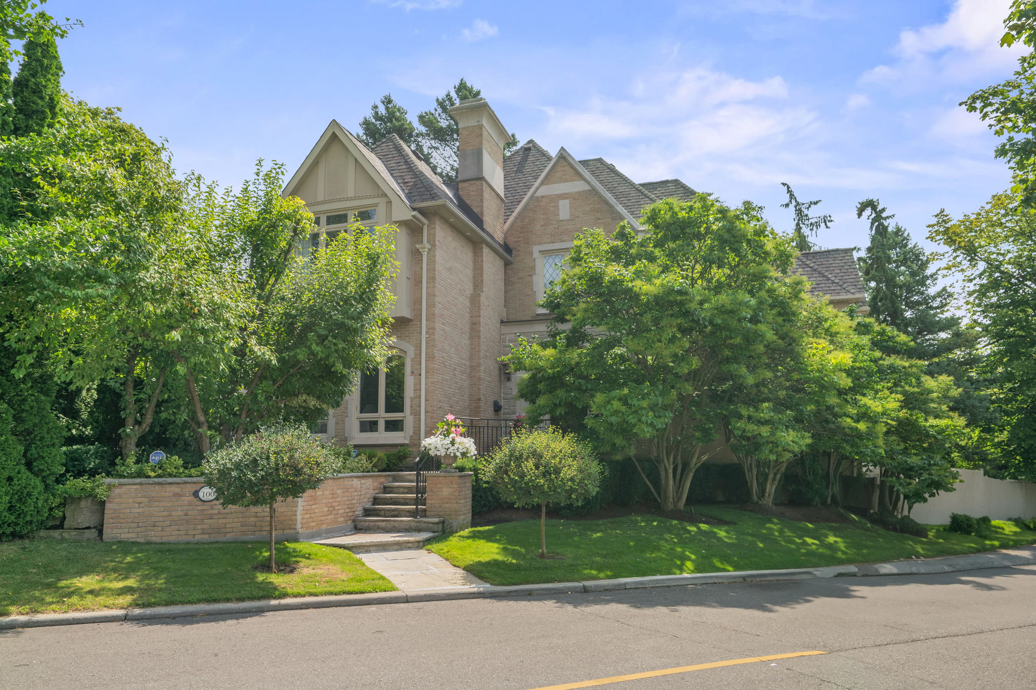 100 Old Forest Hill Rd Toronto, ON M5P 2R5
