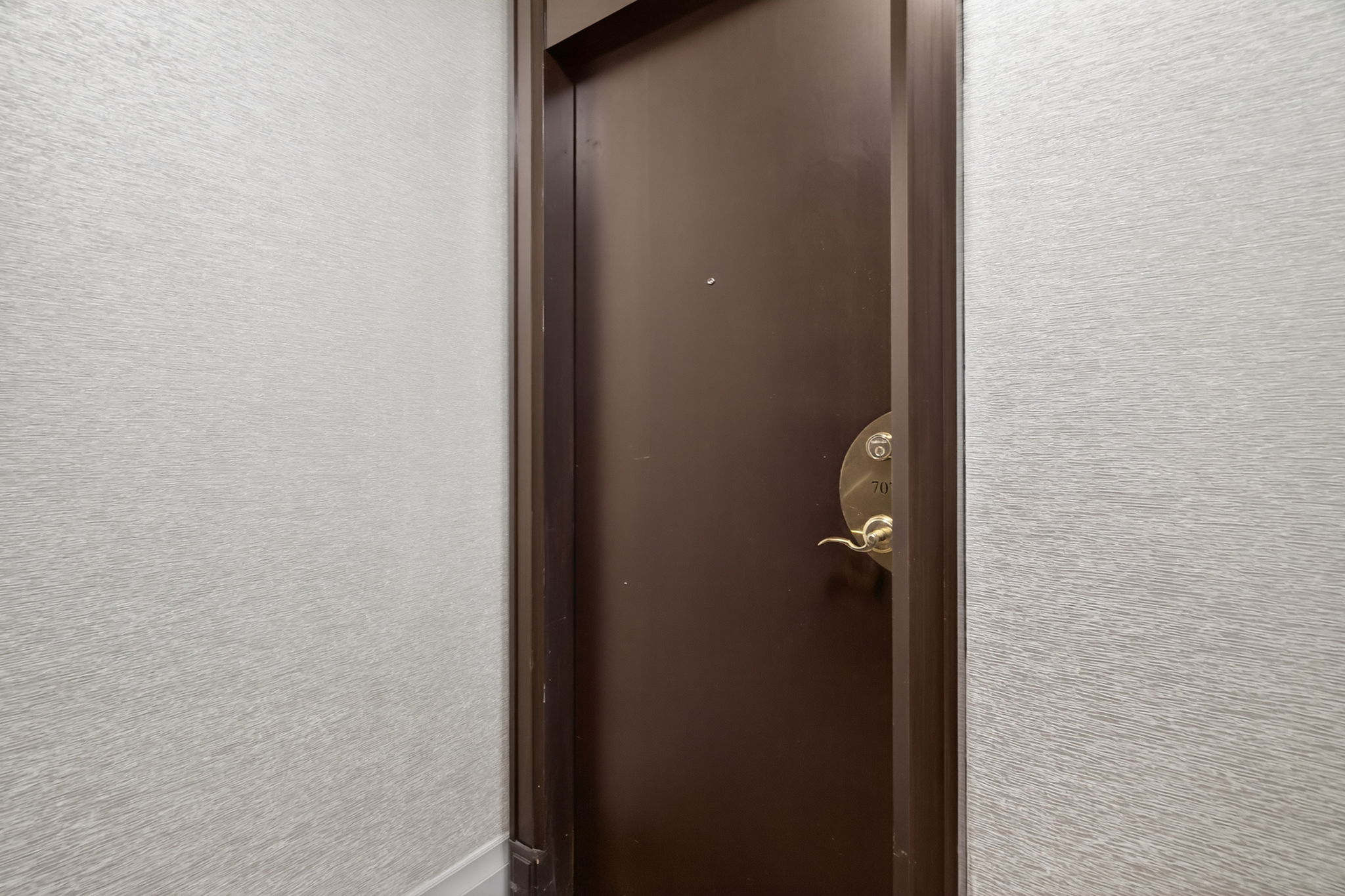 100 Promenade Cir Unit 707 Vaughan, ON L4J 7W7