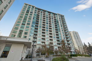 100 Promenade Cir Unit 707, Vaughan ON