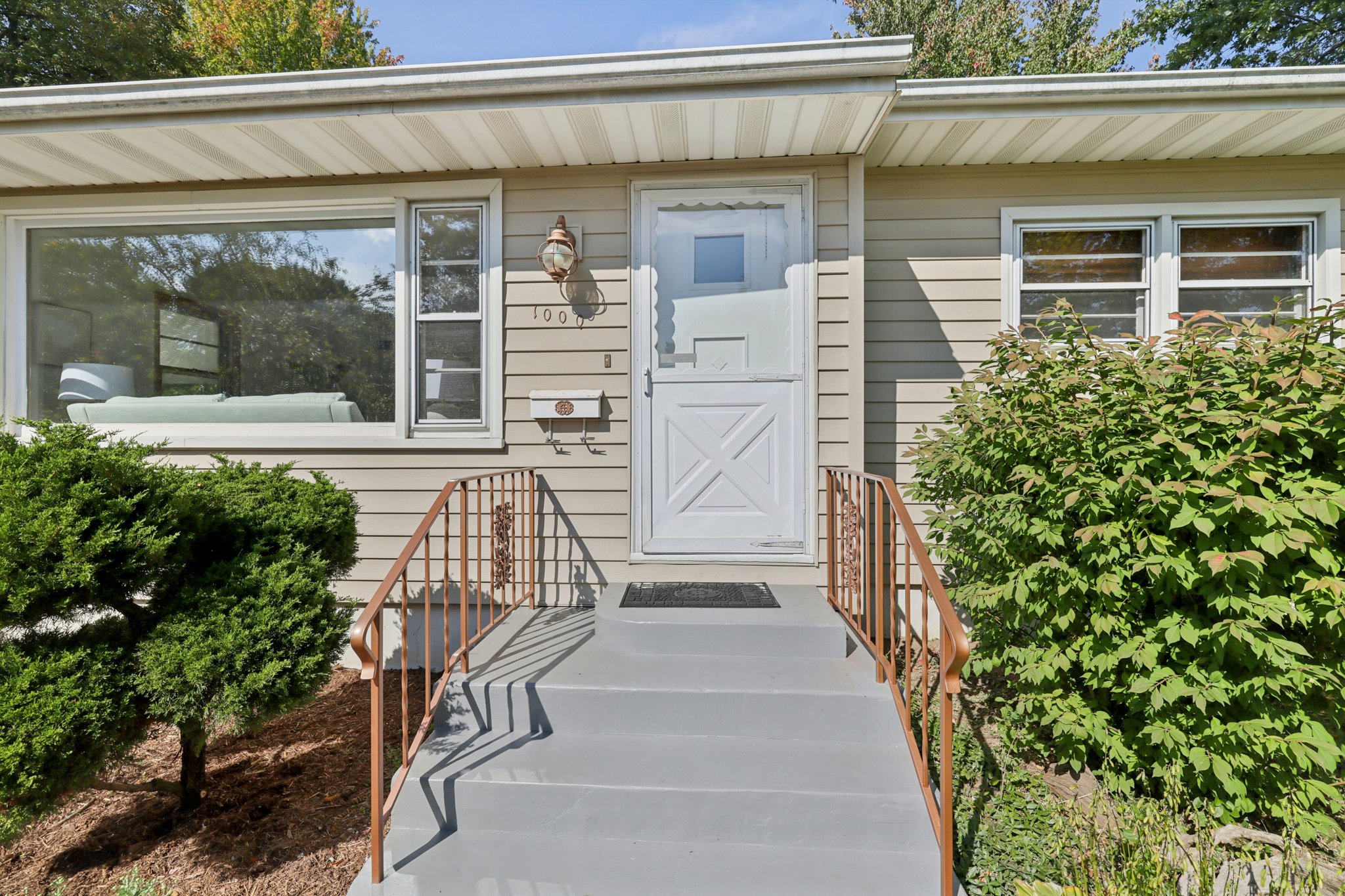 Tompkins Dr-S0110-010.jpg