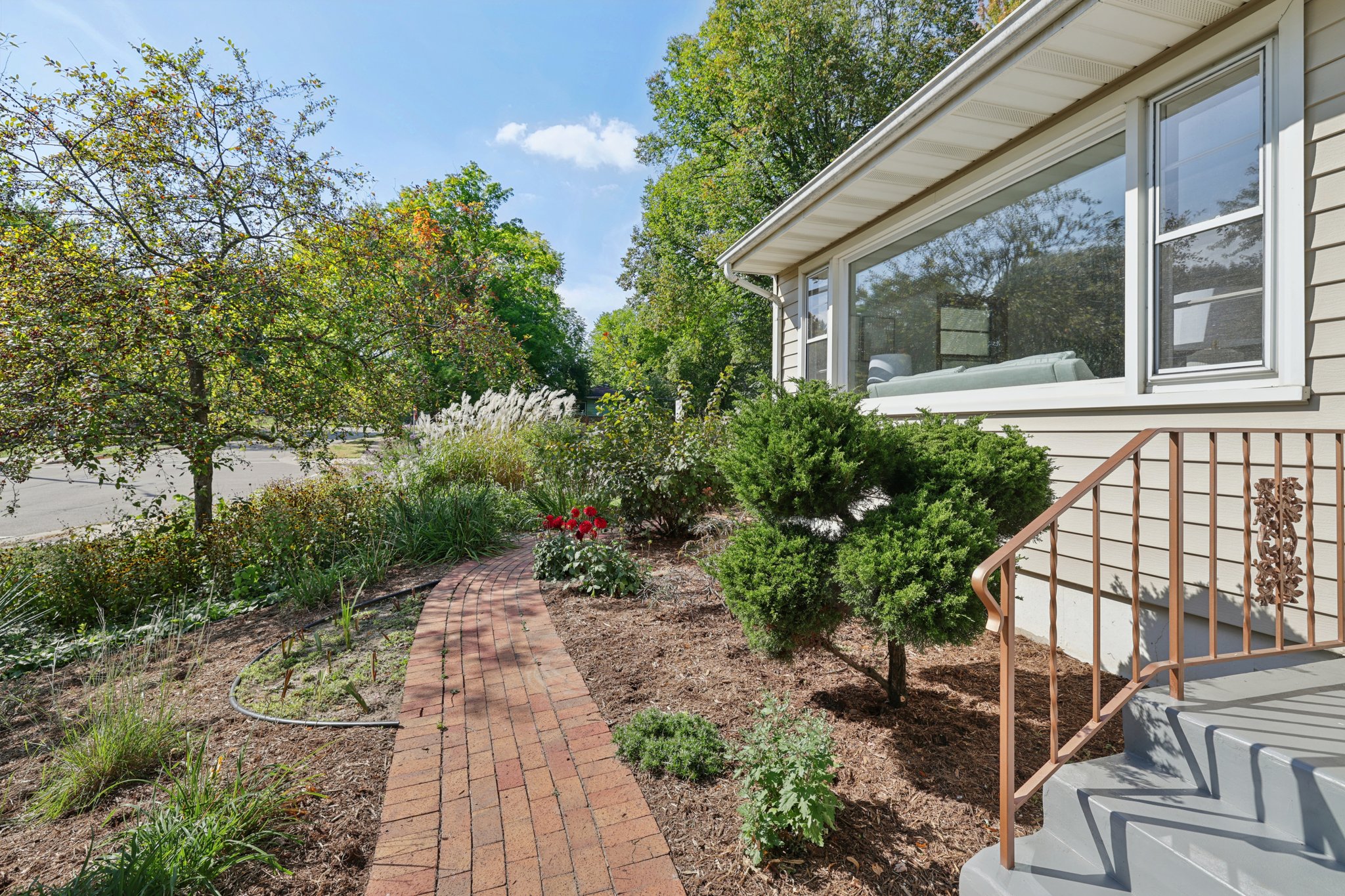 Tompkins Dr-S0110-011.jpg