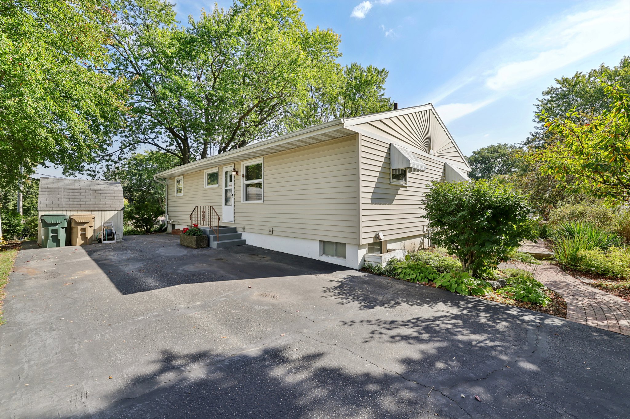 Tompkins Dr-S0110-049.jpg